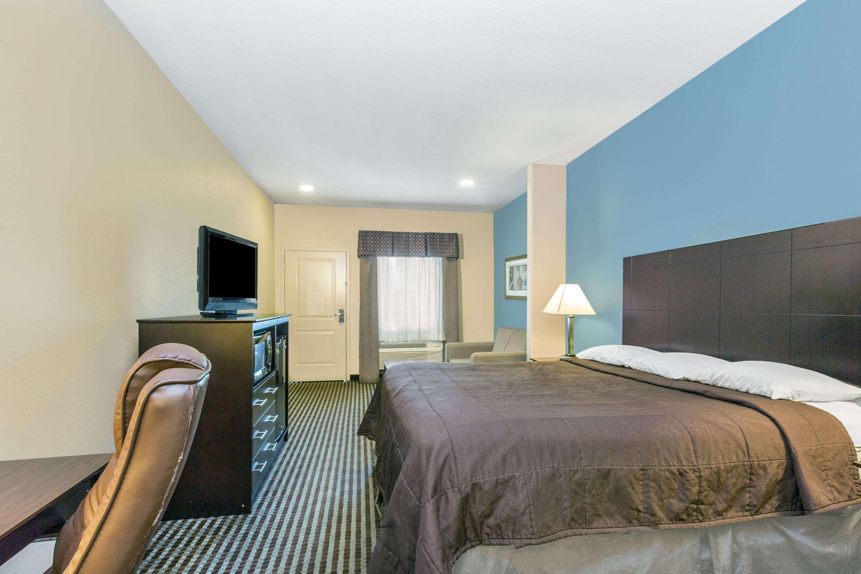 Super 8 by Wyndham Center — photo 5