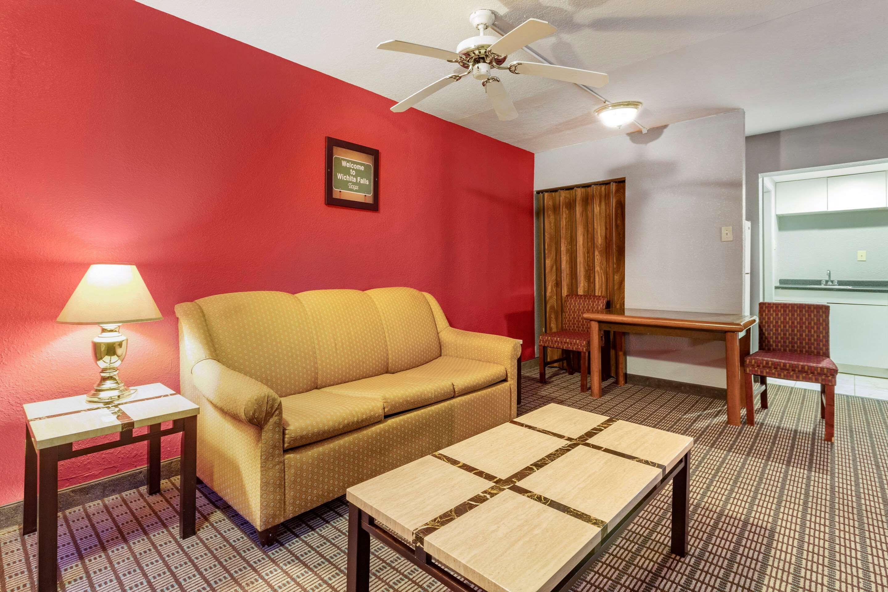 Econo Lodge near Wichita Falls Event Center — photo 3