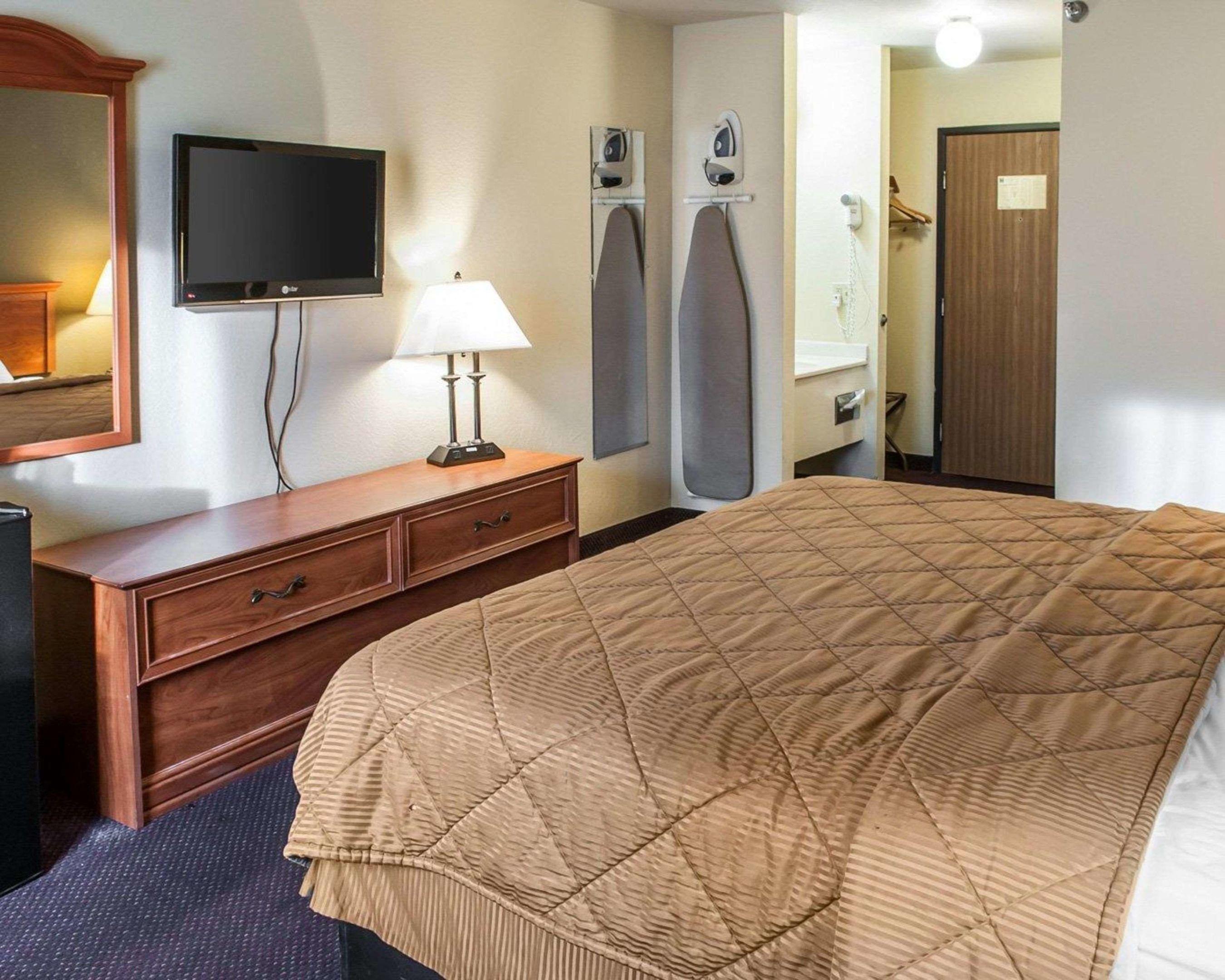 Rodeway Inn Espanola — photo 4
