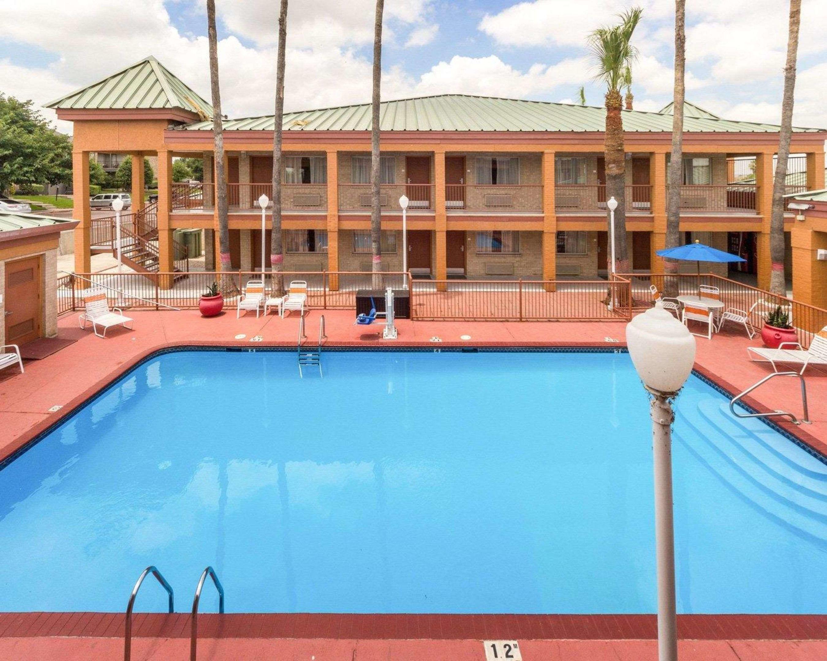Econo Lodge Inn & Suites Eagle Pass — photo 5