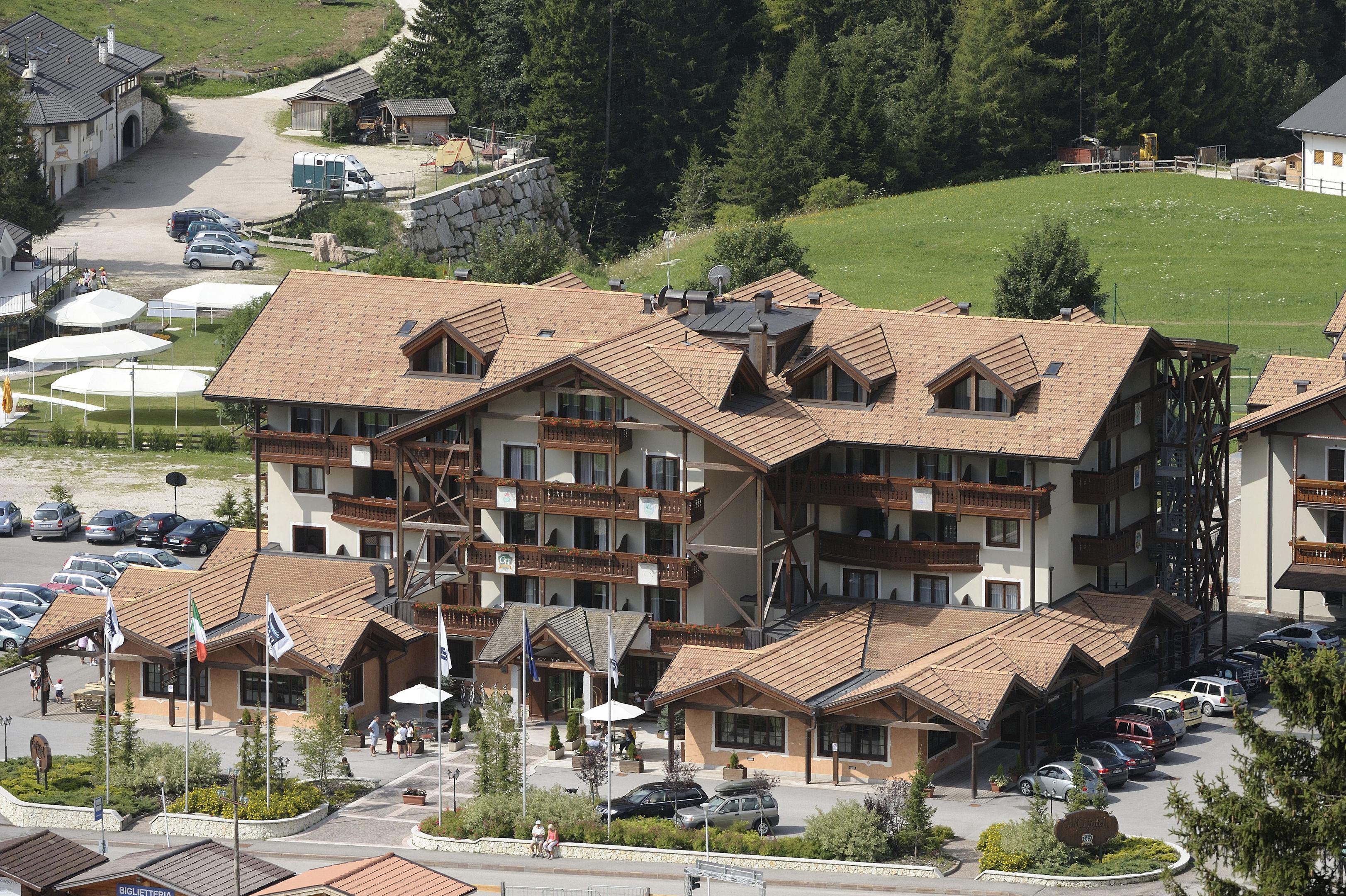 Golf Hotel — photo 1