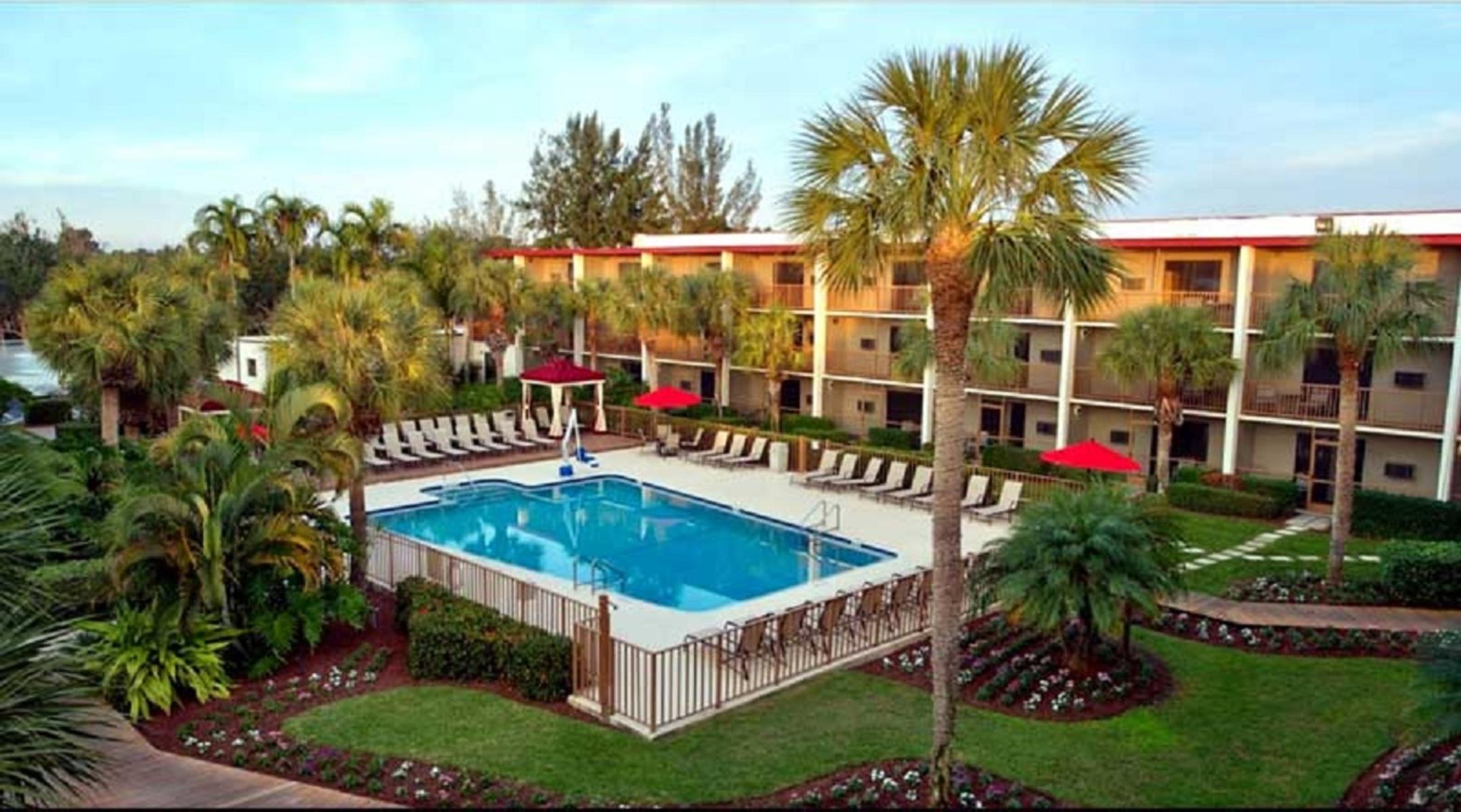 Red Roof PLUS+ & Suites Naples — photo 4