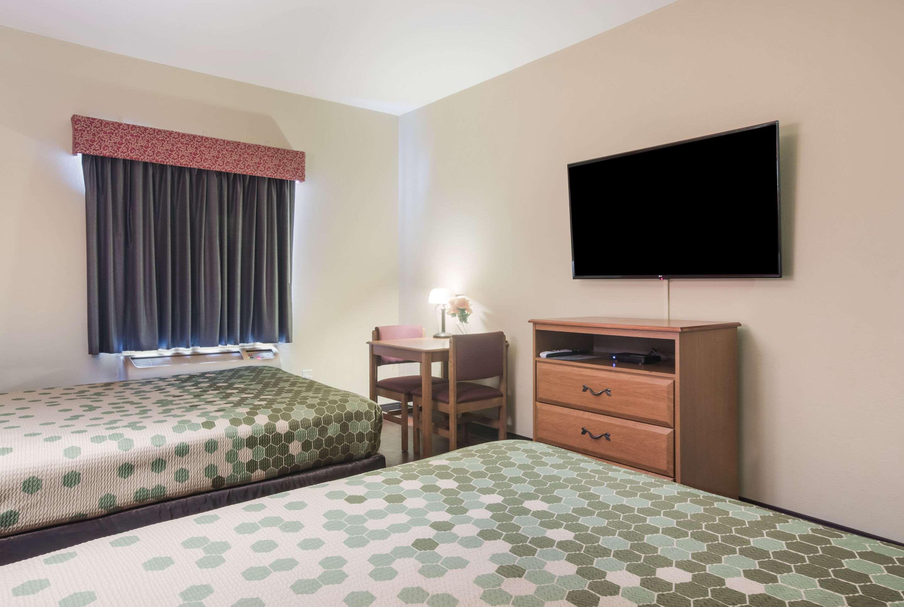 Econo Lodge Inn & Suites Rockmart — photo 5