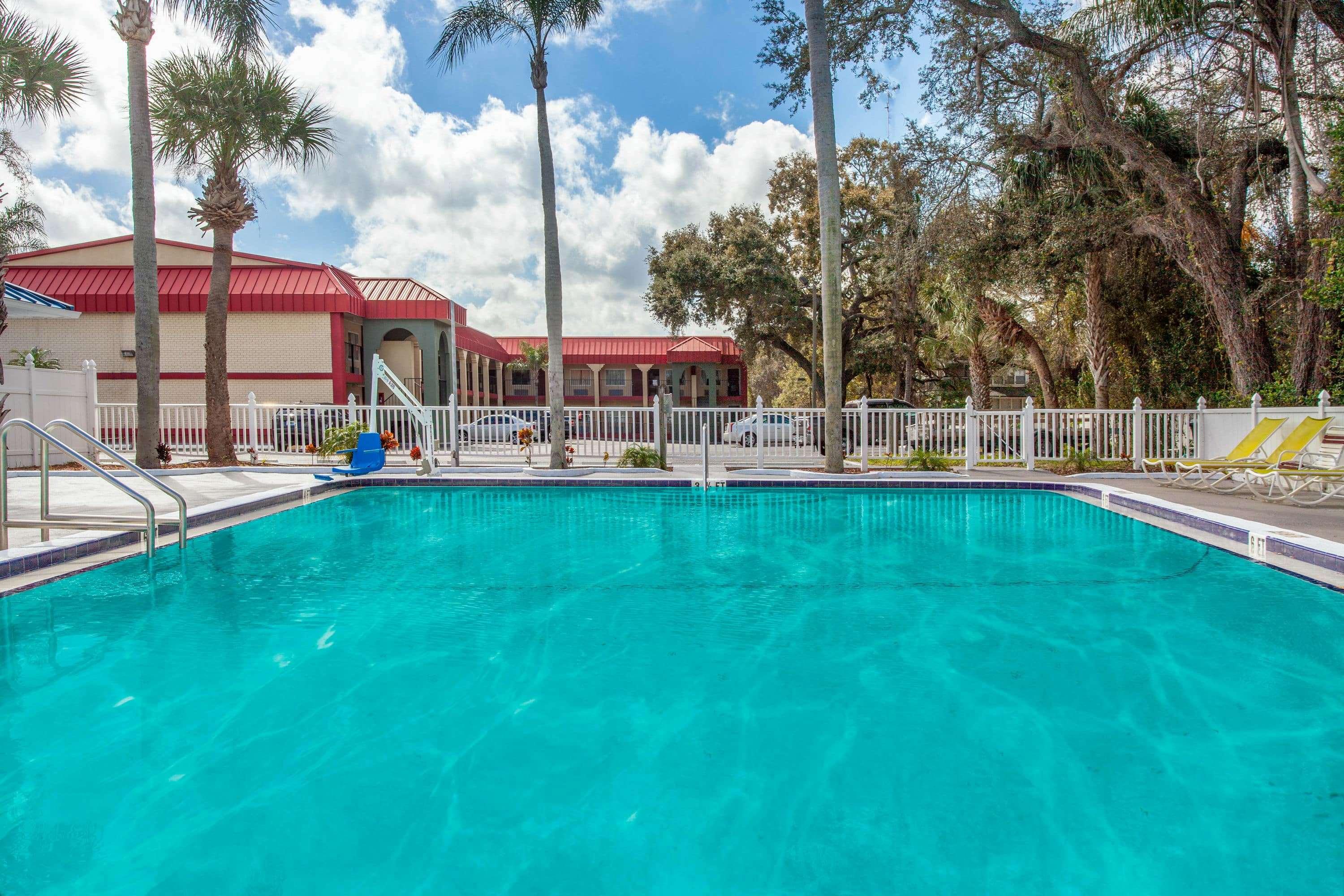 Super 8 by Wyndham Clearwater/US Hwy 19 N — photo 5