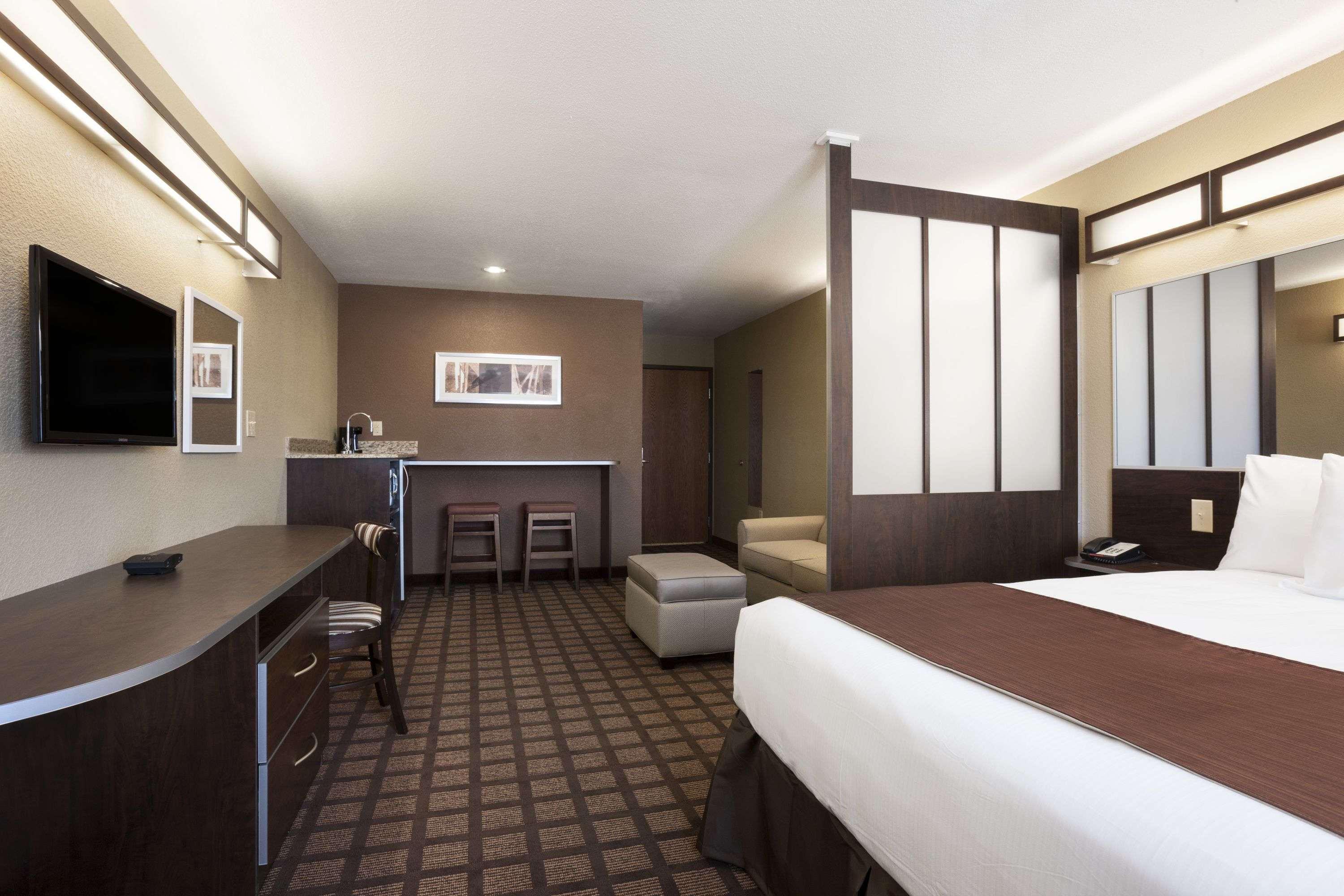 Microtel Inn & Suites by Wyndham Kenedy — photo 4