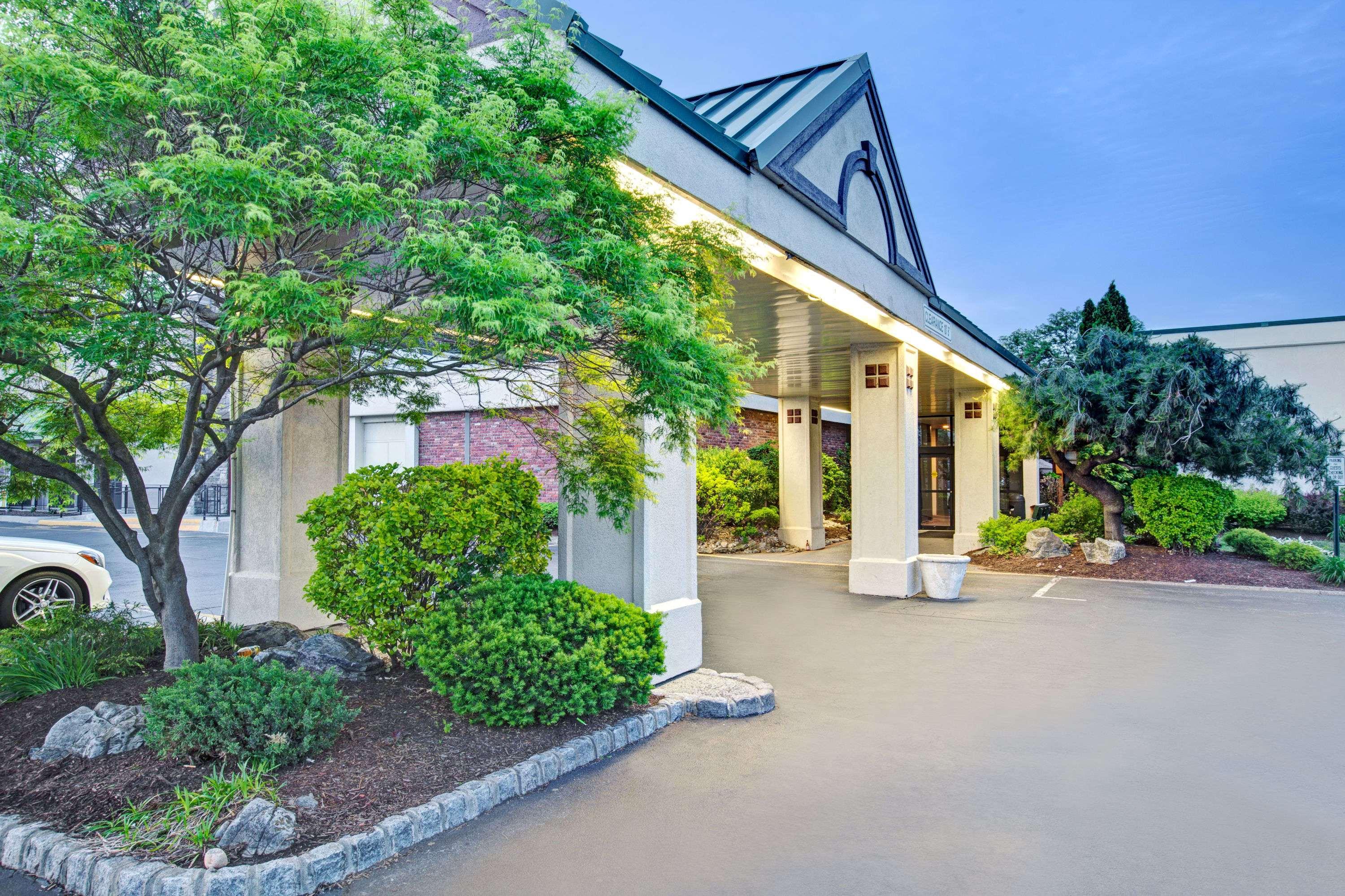 Ramada by Wyndham Wayne Fairfield Area — photo 3
