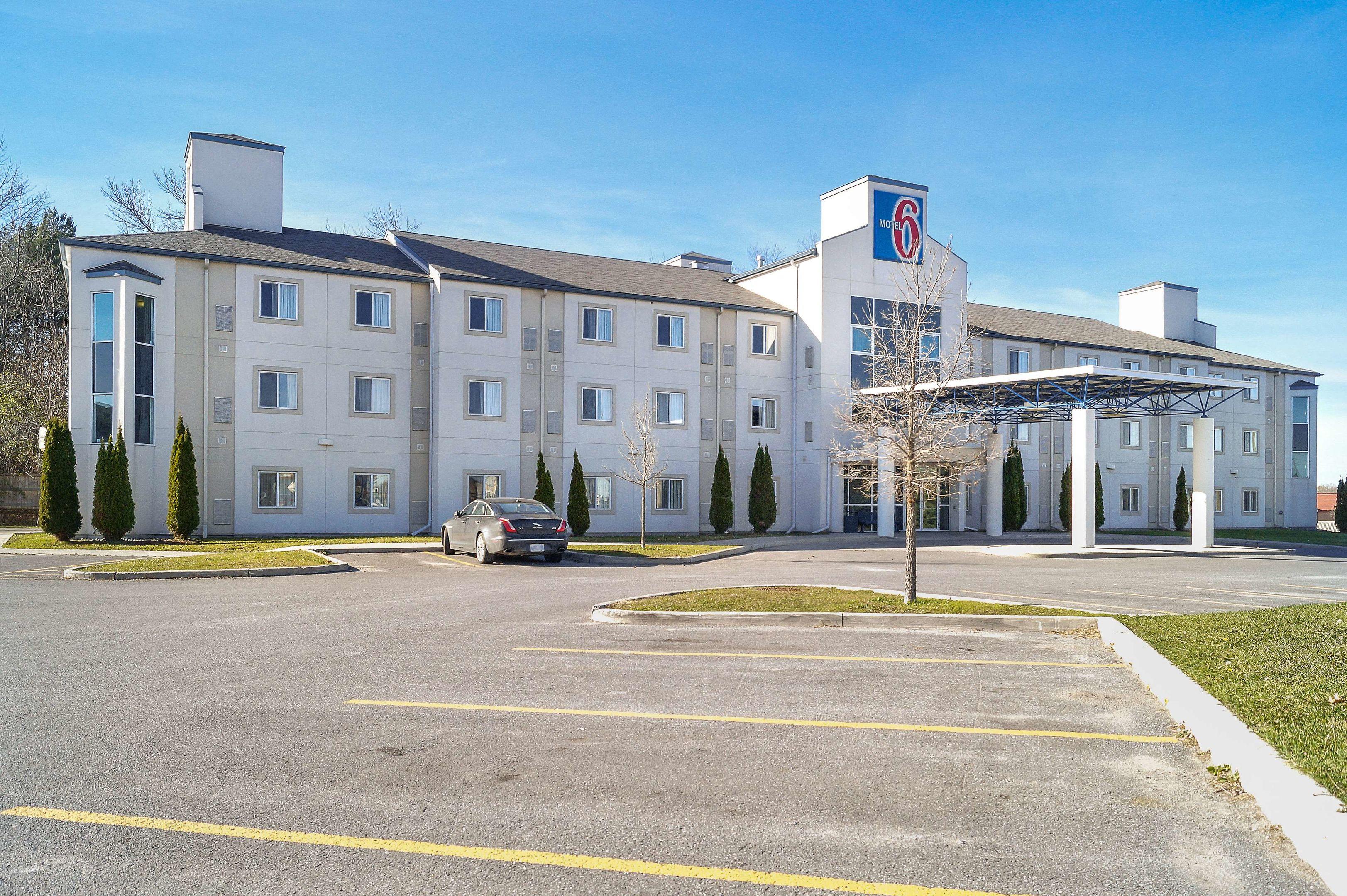 Motel 6 Peterborough — photo 4