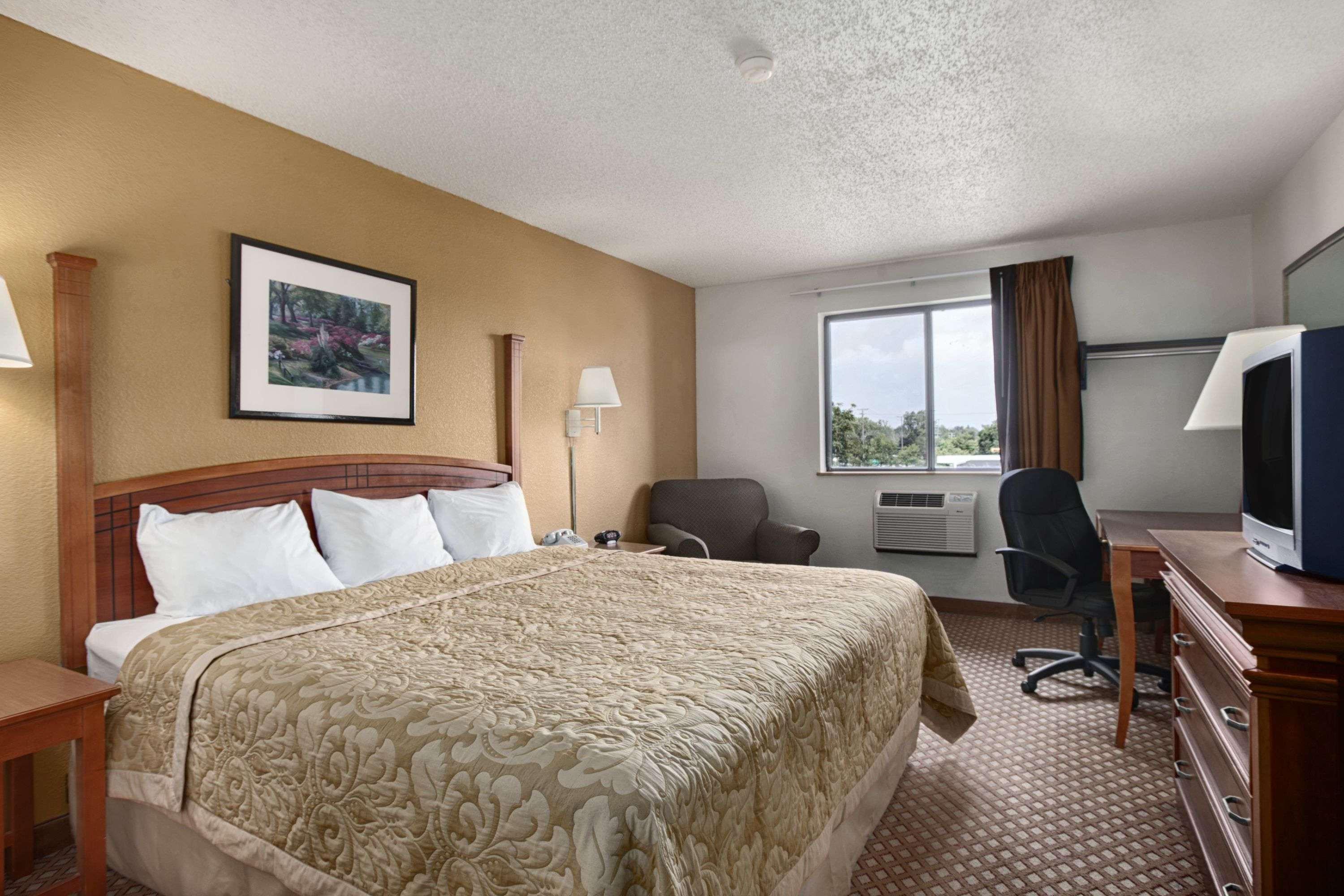 Super 8 by Wyndham Canton/Livonia Area — photo 5