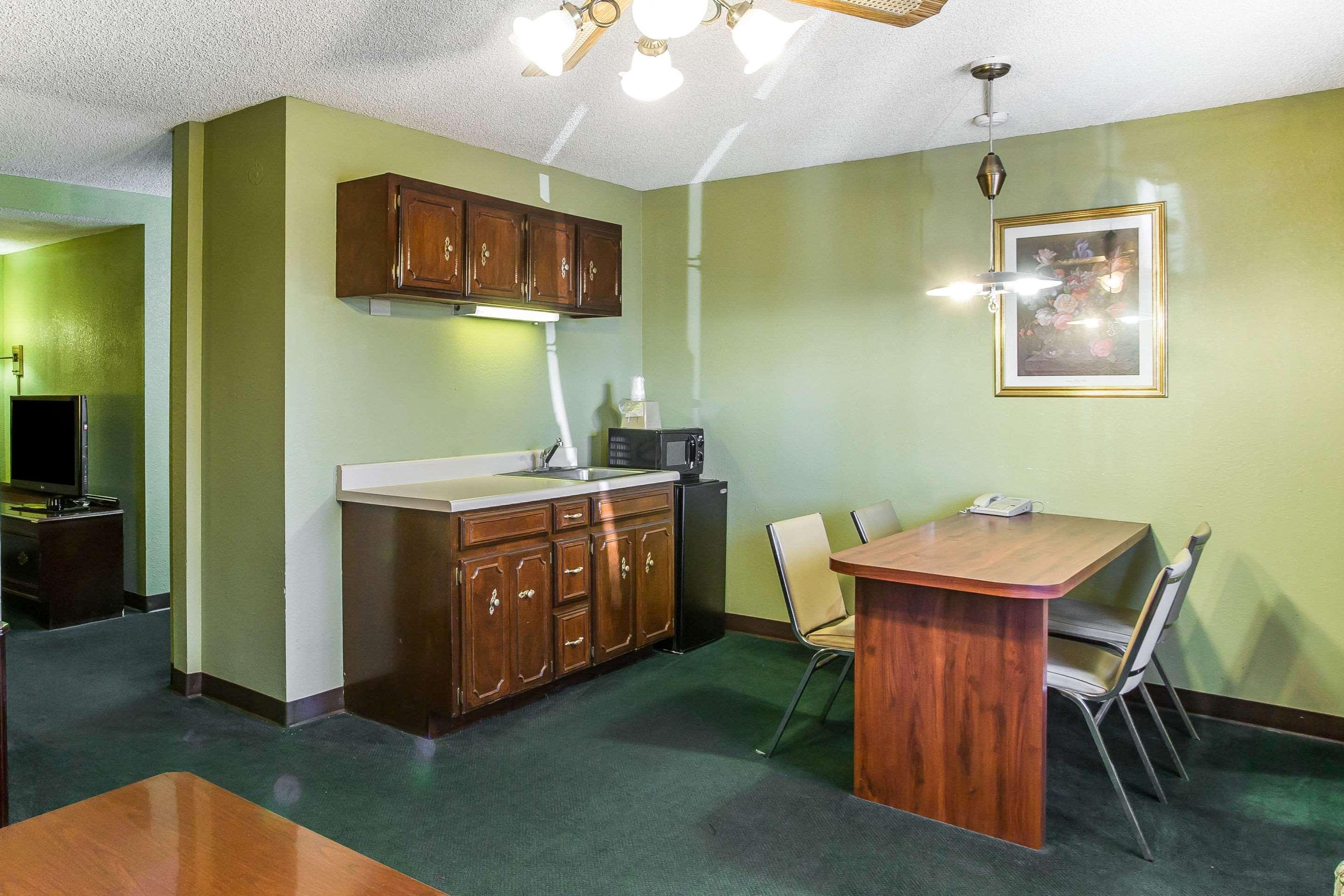 Rodeway Inn & Suites — photo 4