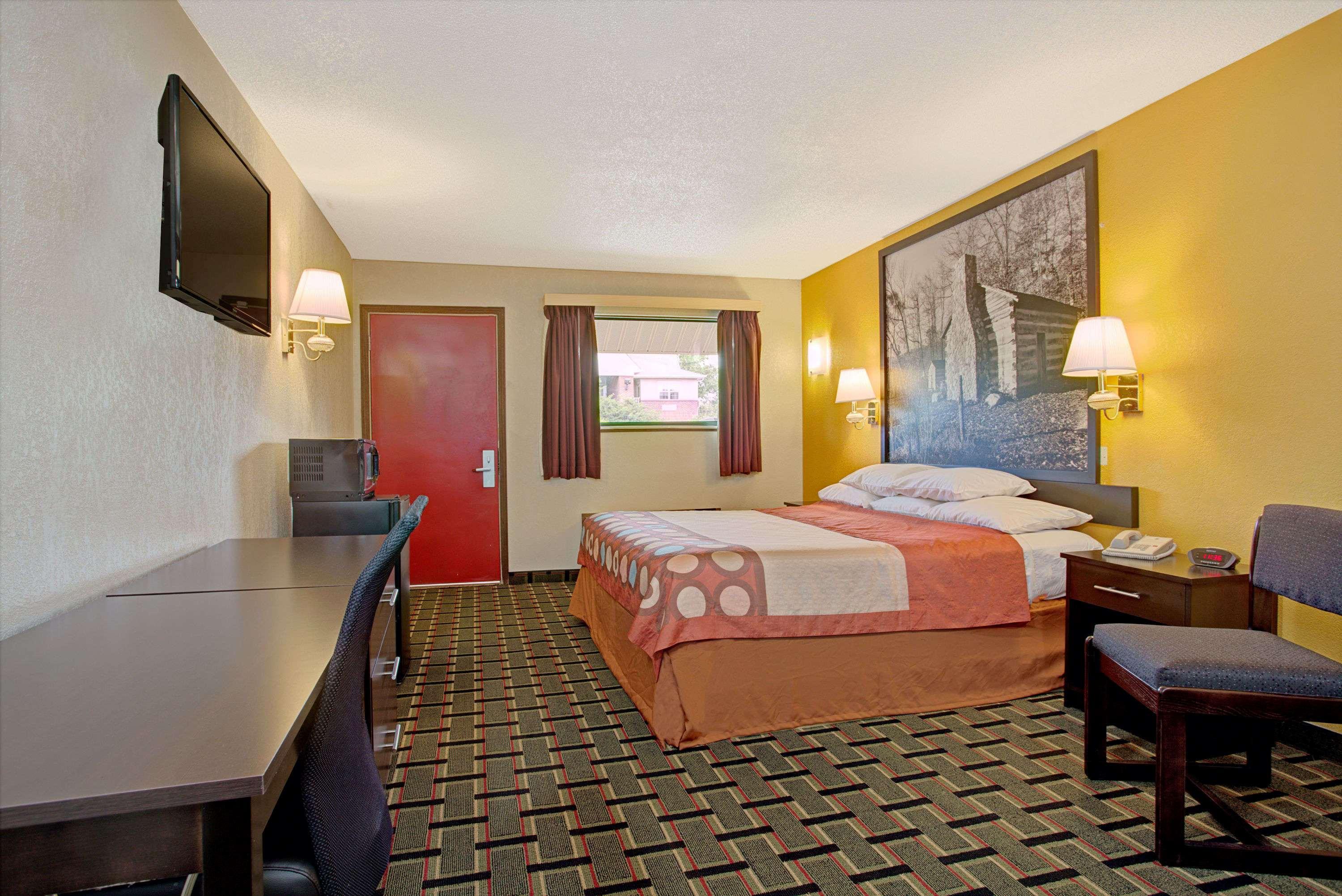 Super 8 by Wyndham Cincinnati OH — photo 5