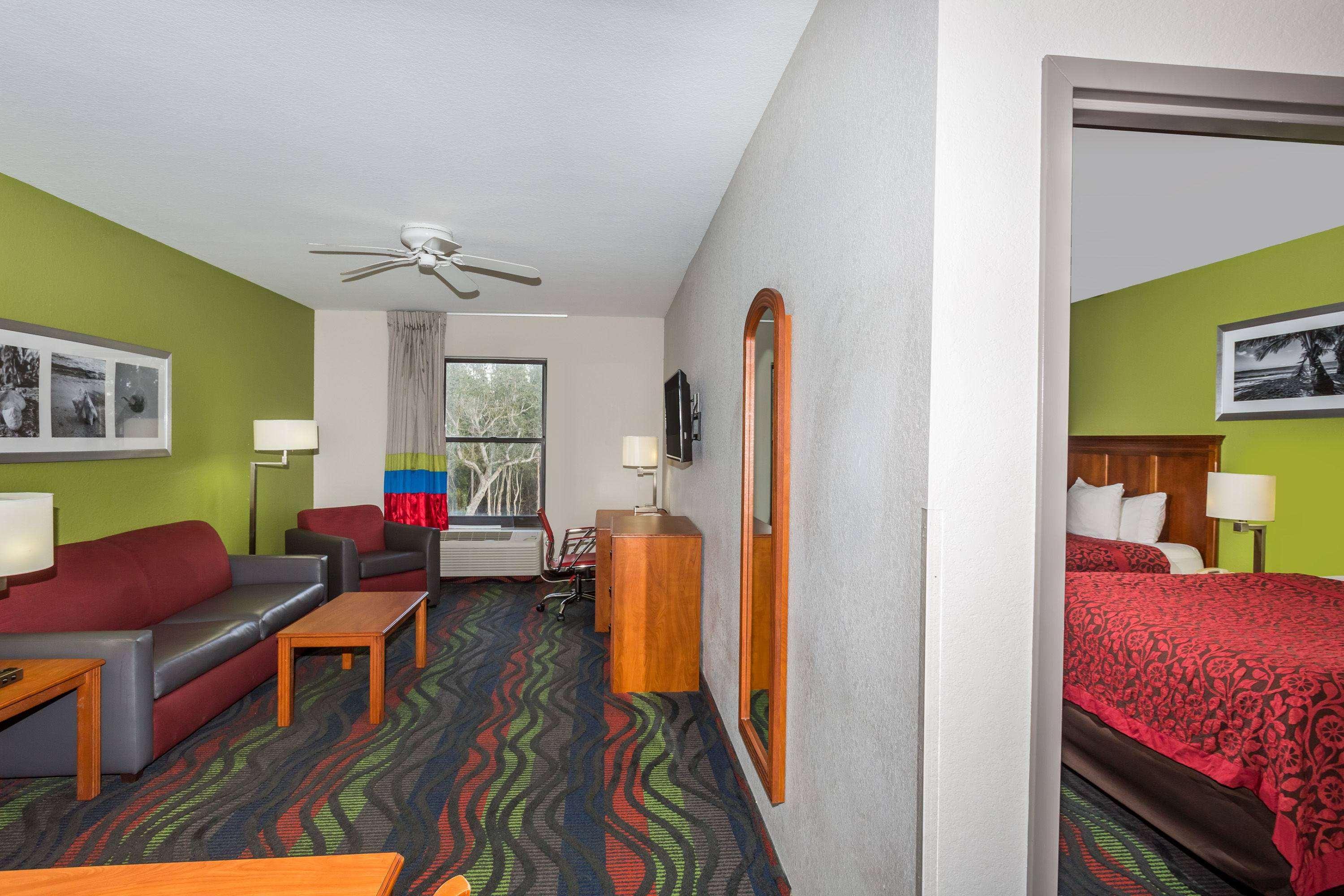 Days Inn & Suites Fort Myers Near JetBlue Park — photo 4