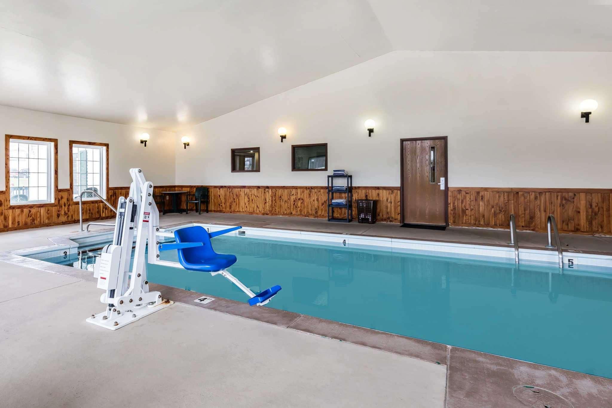 Econo Lodge Inn And Suites — photo 5