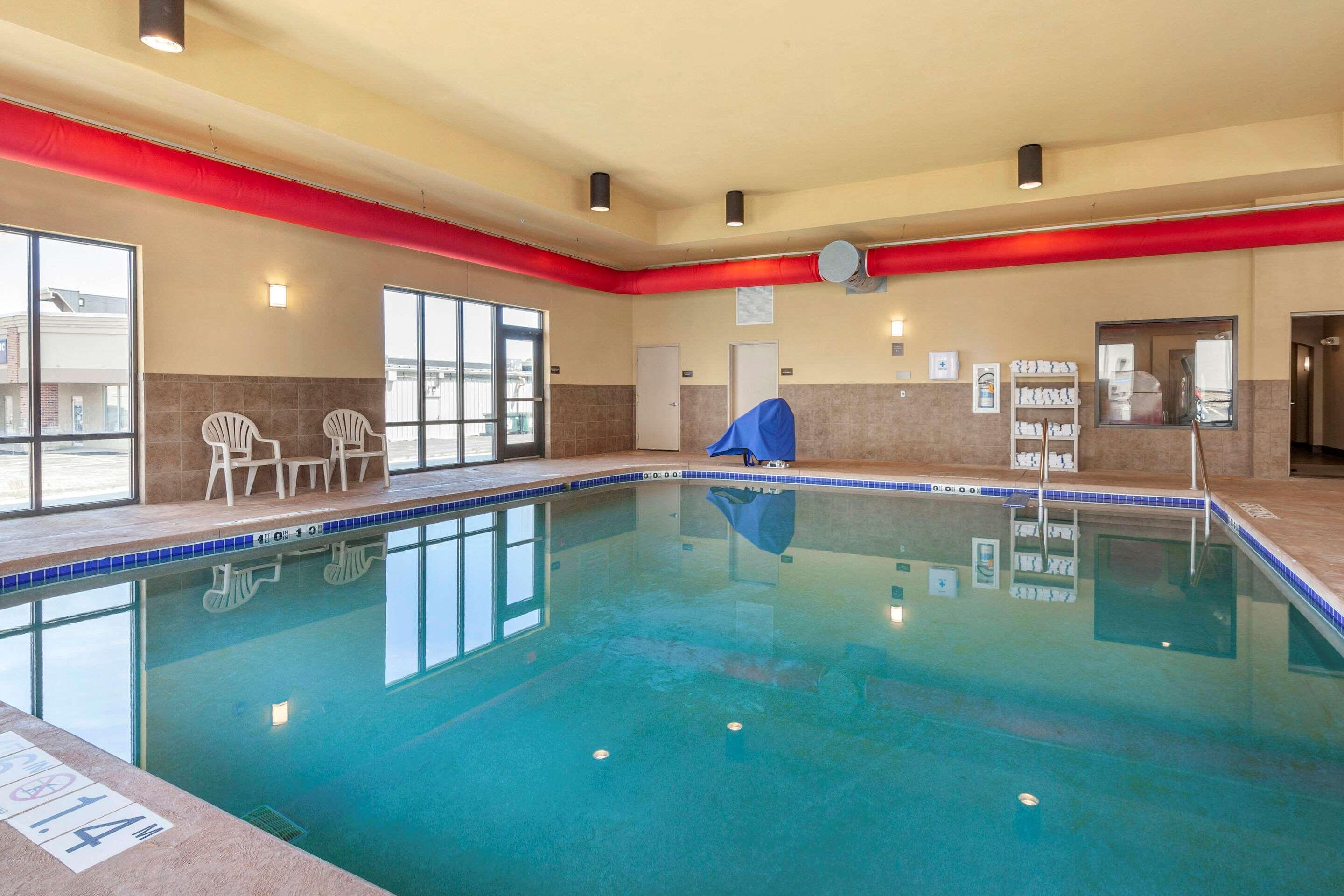 Comfort Suites — photo 3