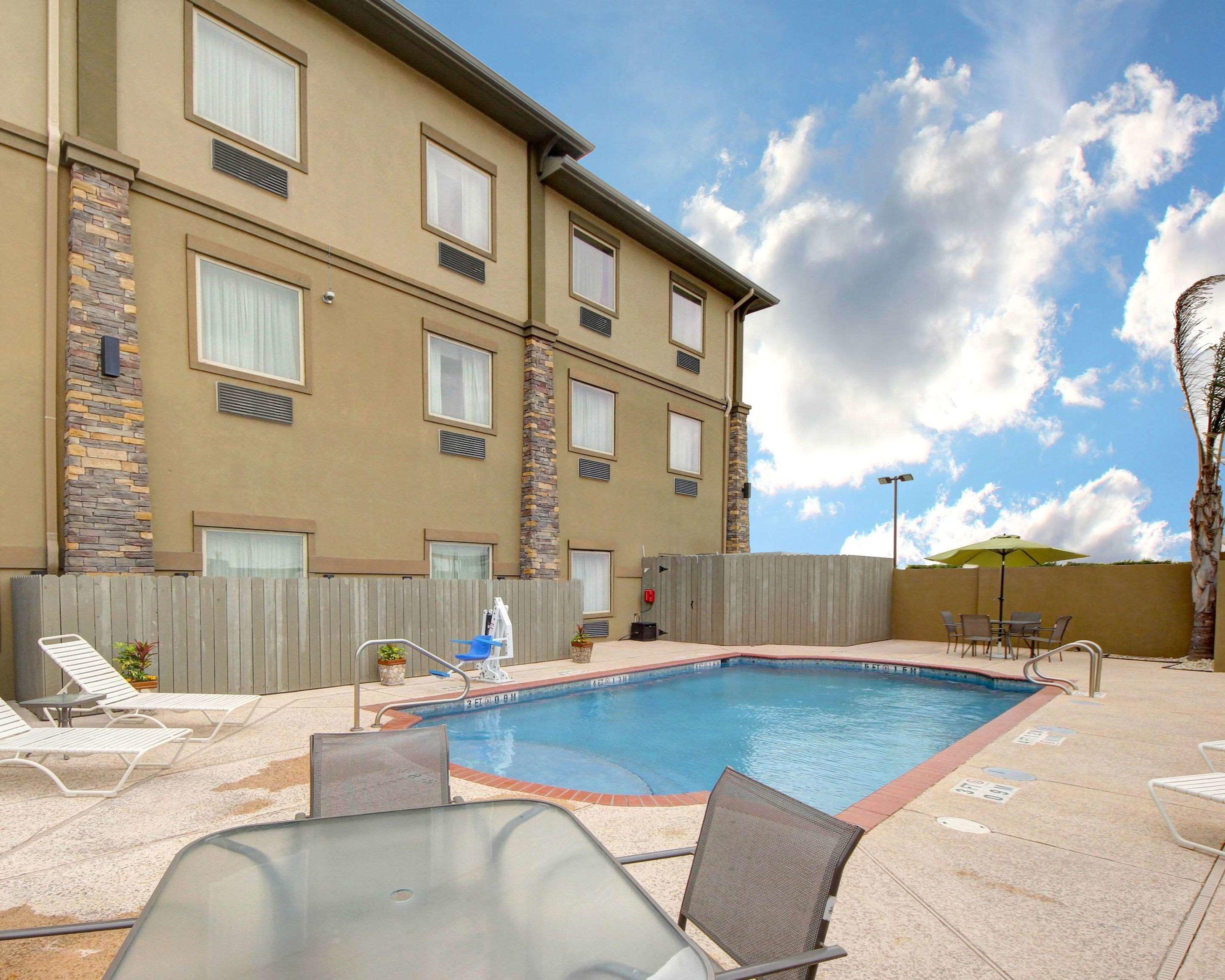 Comfort Inn & Suites  Donna — photo 5
