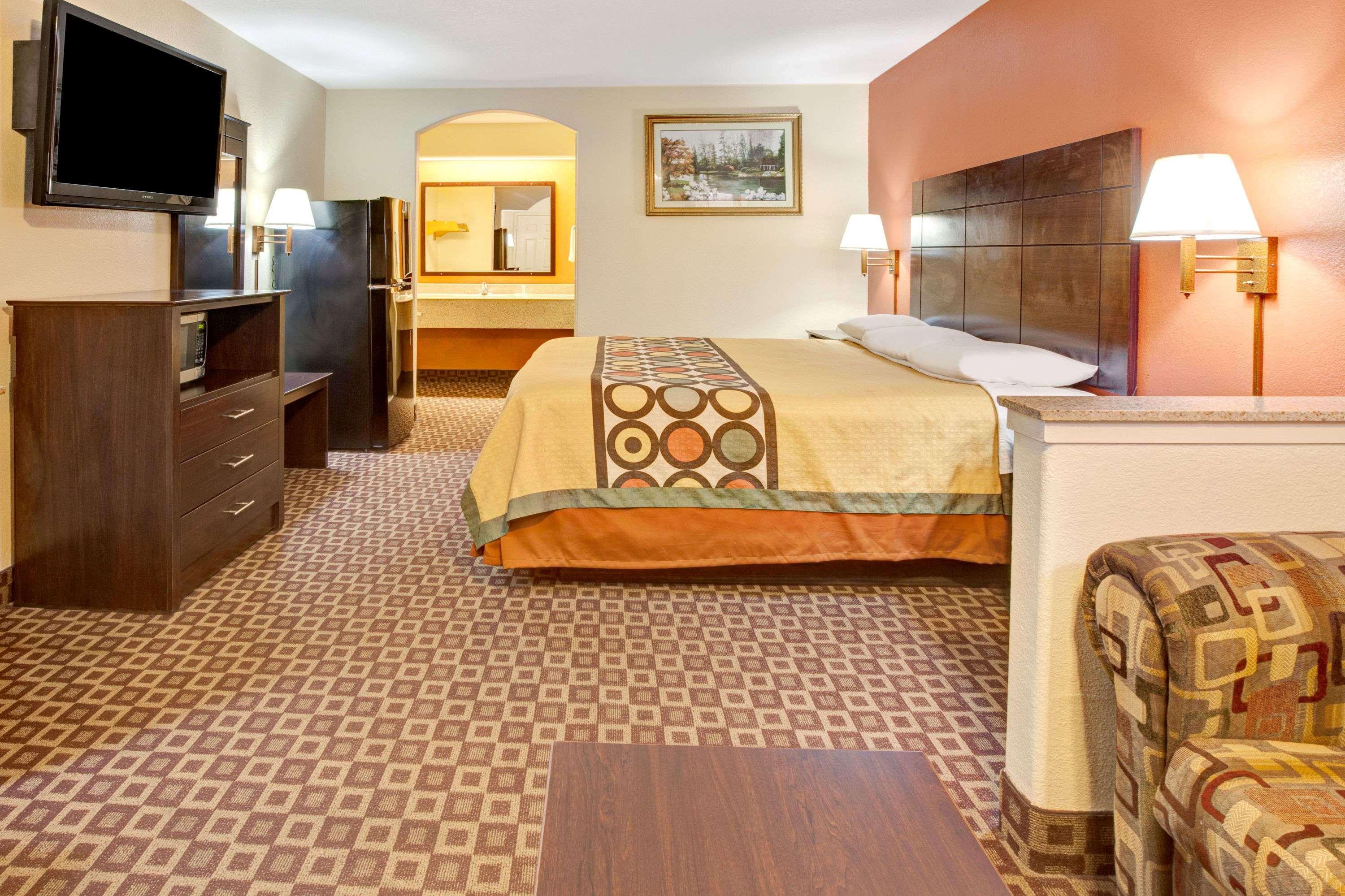 Super 8 by Wyndham Baytown/Mont Belvieu — photo 4