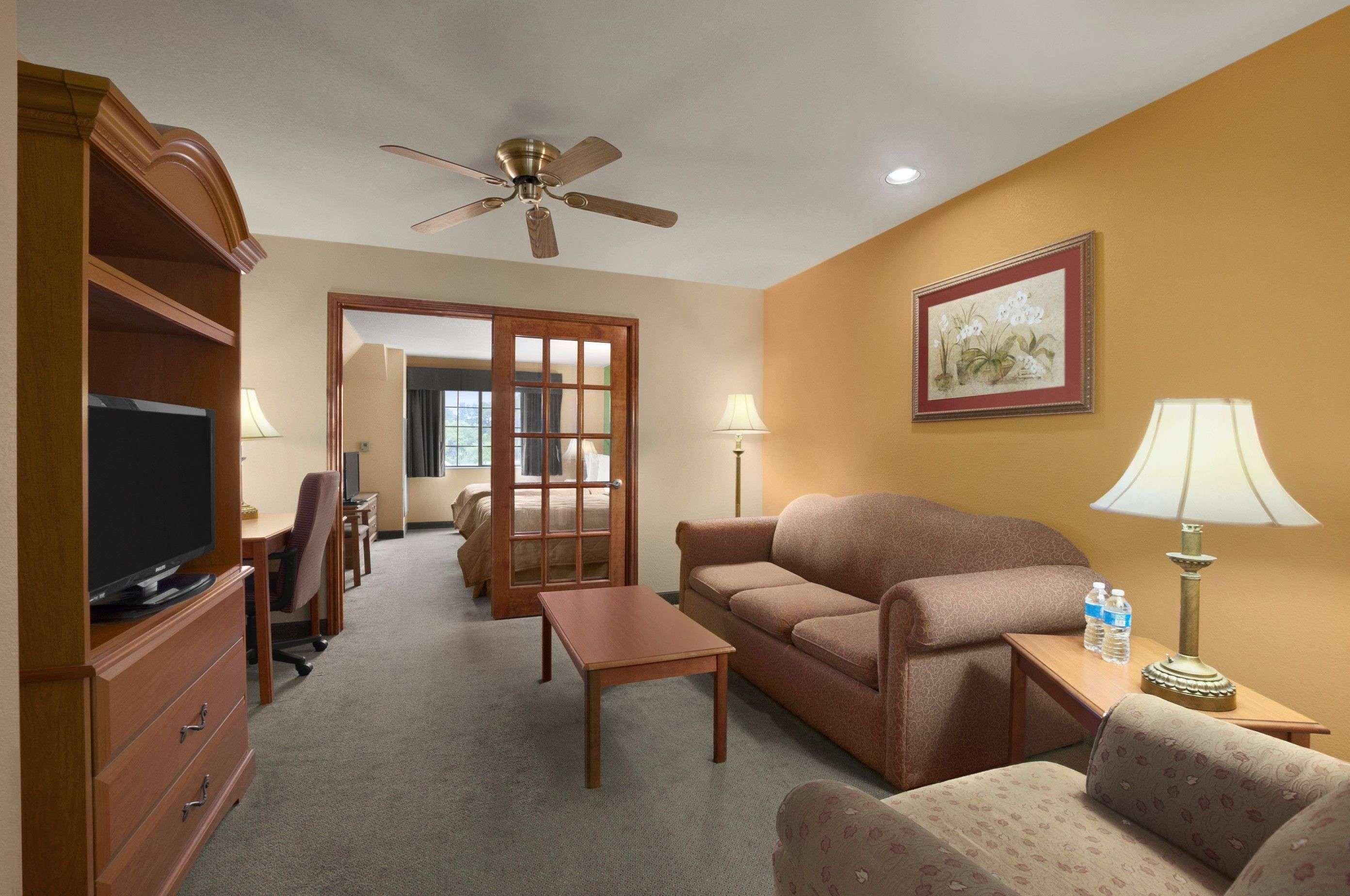 Days Inn and Suites San Antonio North/Stone Oak — photo 5
