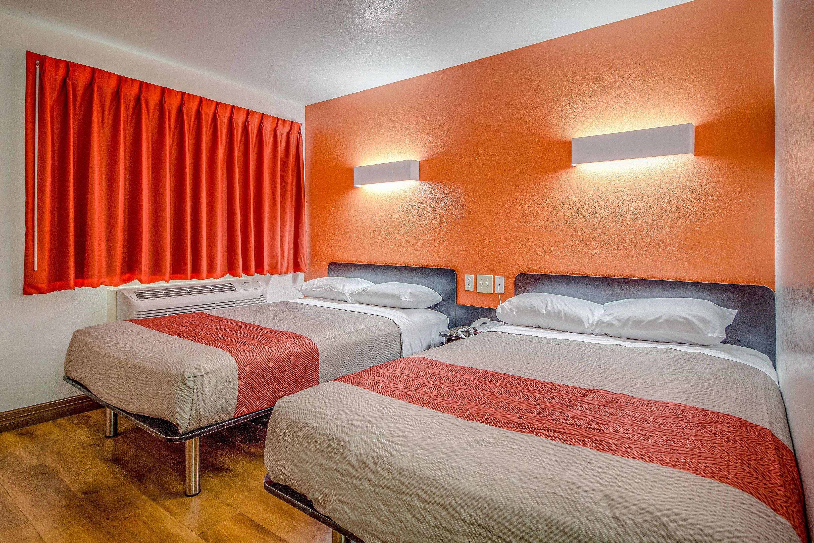 Motel 6 Conroe — photo 5
