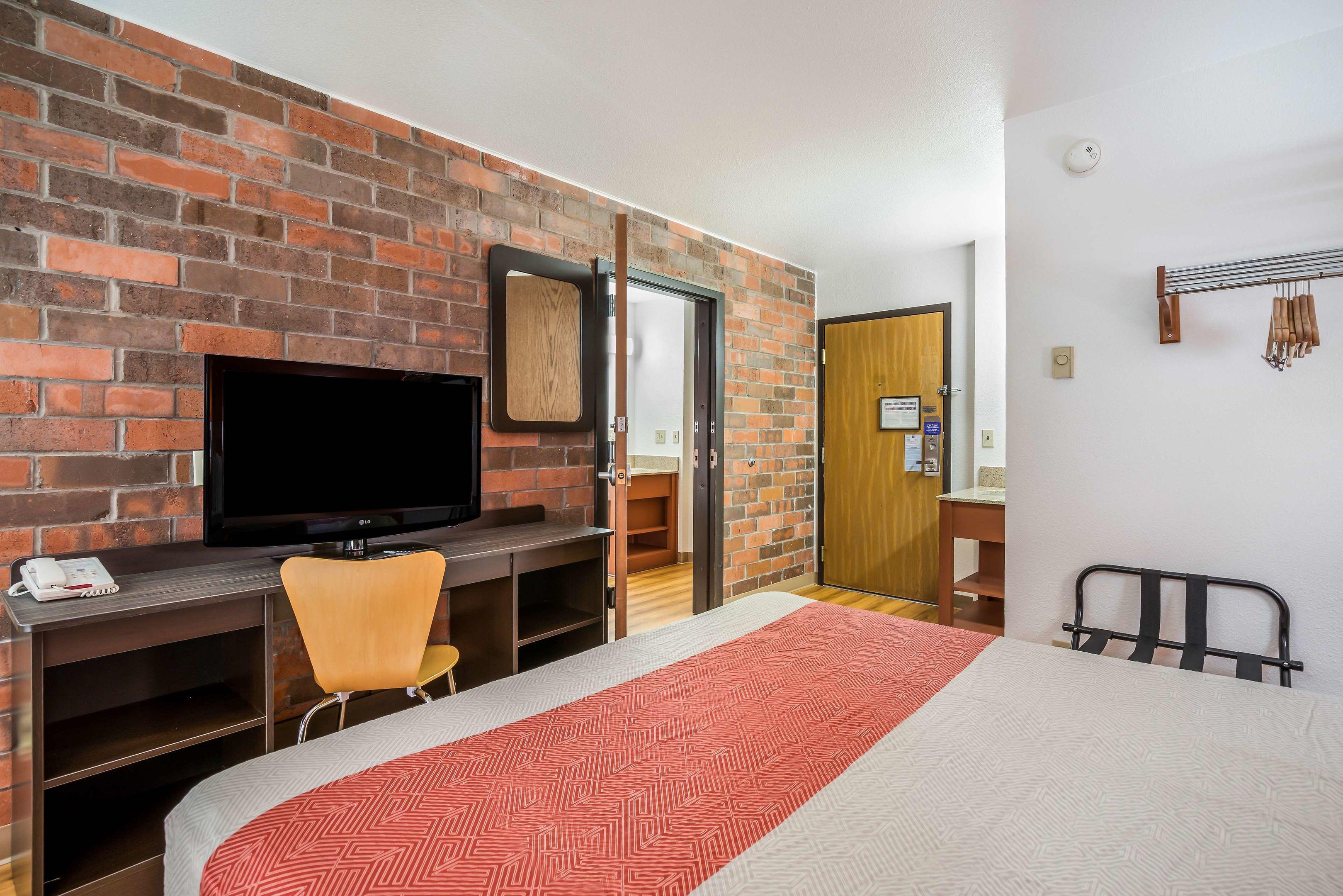 Motel 6 Madison East — photo 4