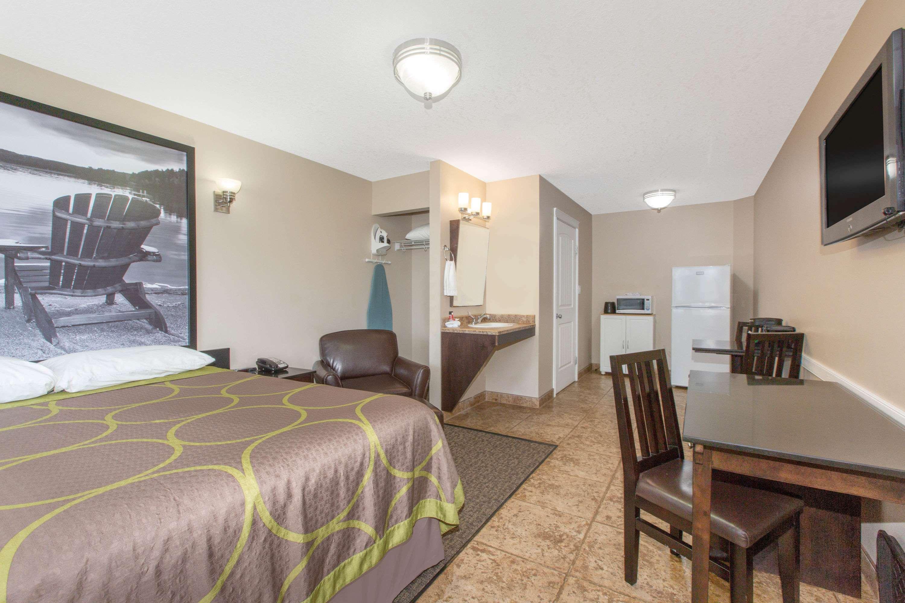 Super 8 by Wyndham Fort McMurray — photo 5