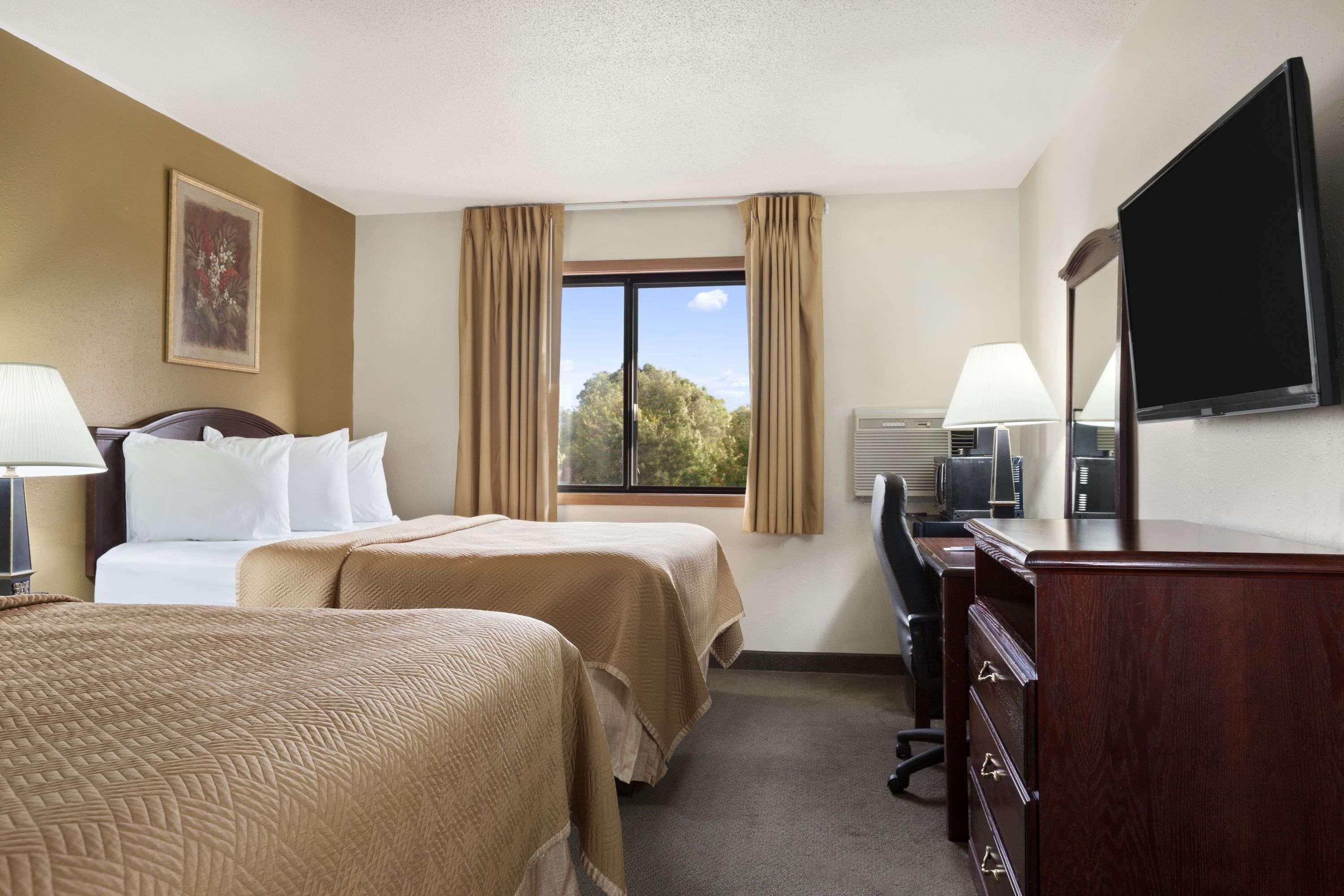 Travelodge by Wyndham La Porte/Michigan City Area — photo 4