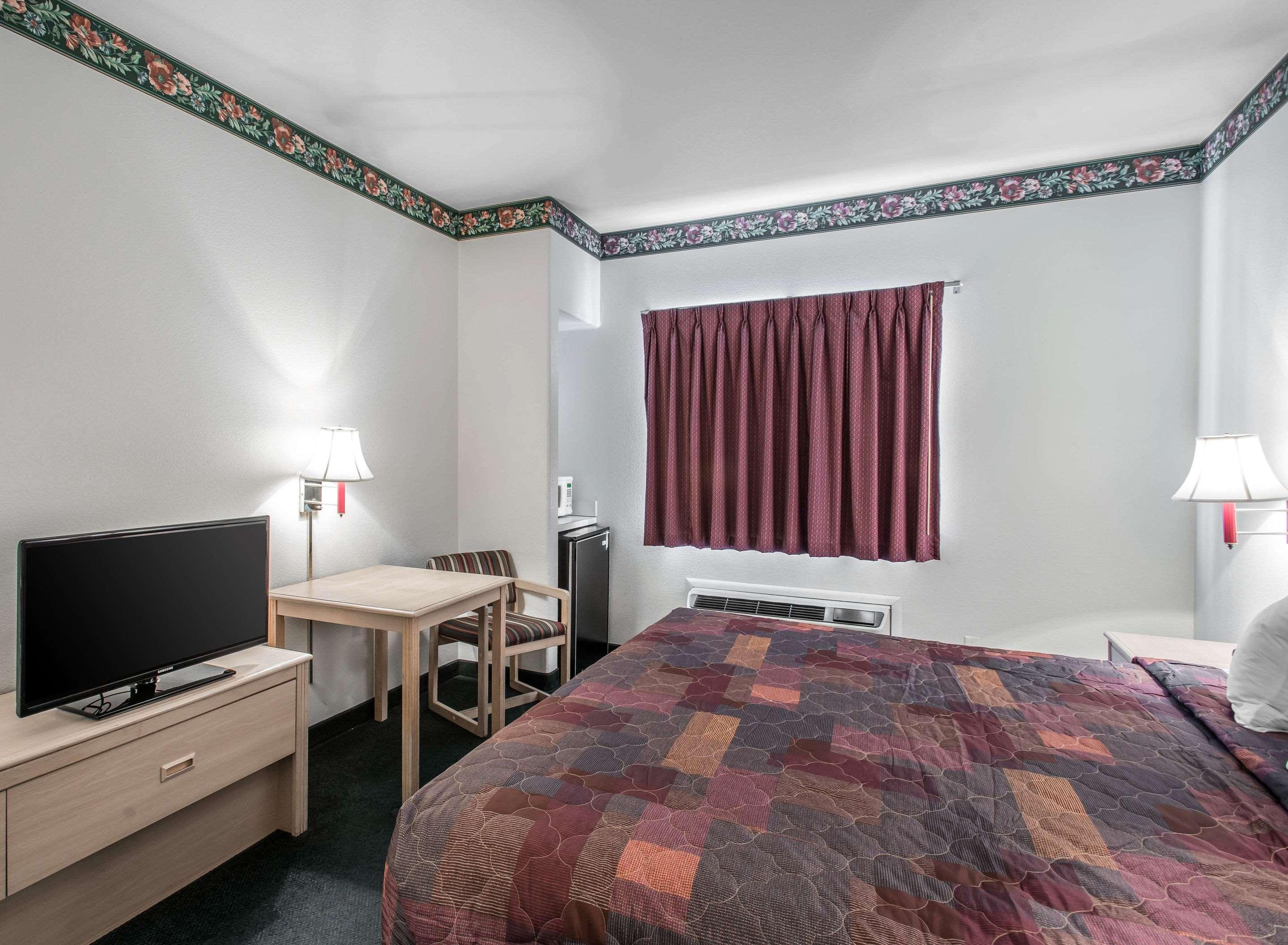 Rodeway Inn Loveland — photo 3