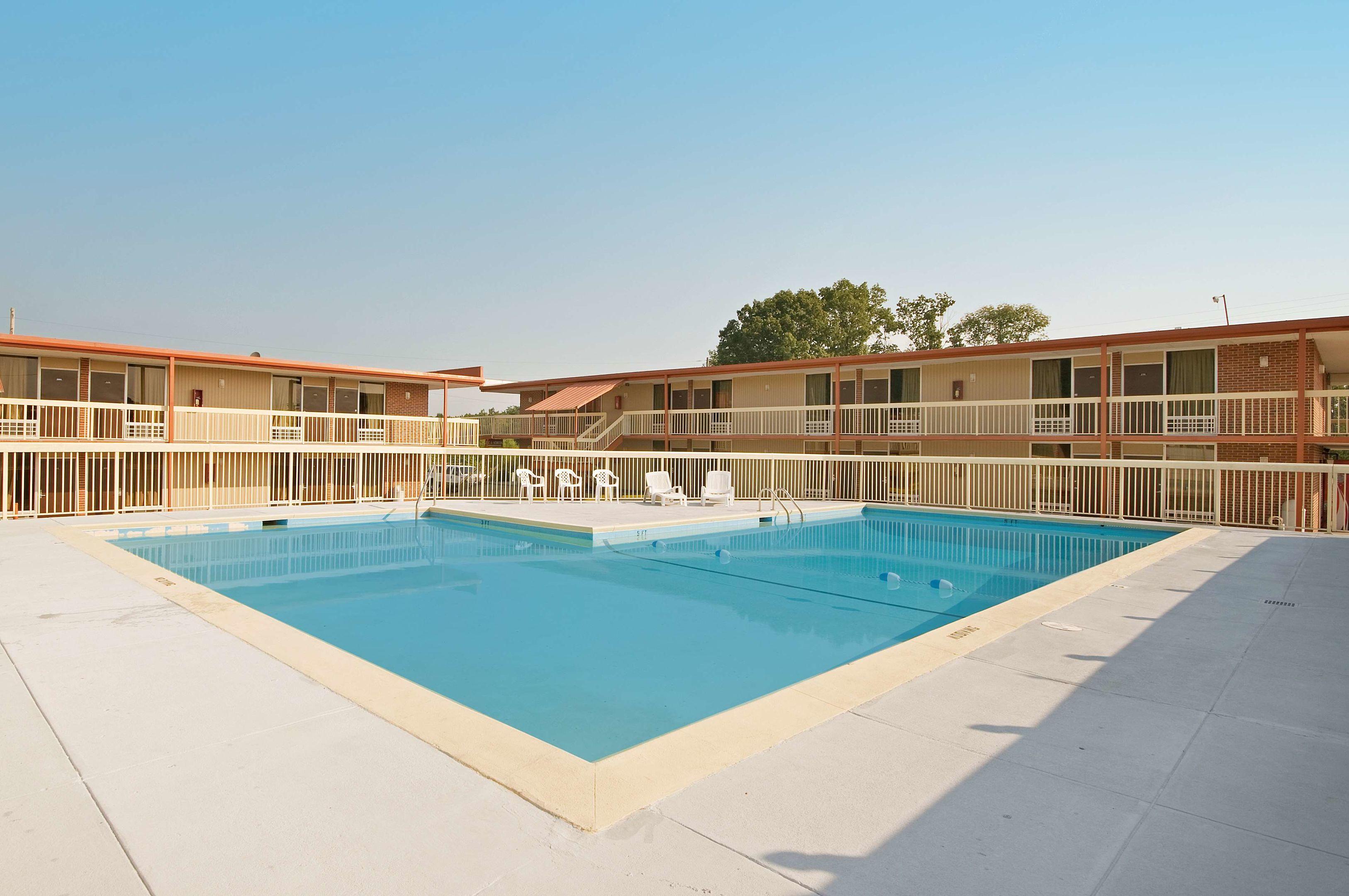 Americas Best Value Inn And Suites Dalton — photo 4