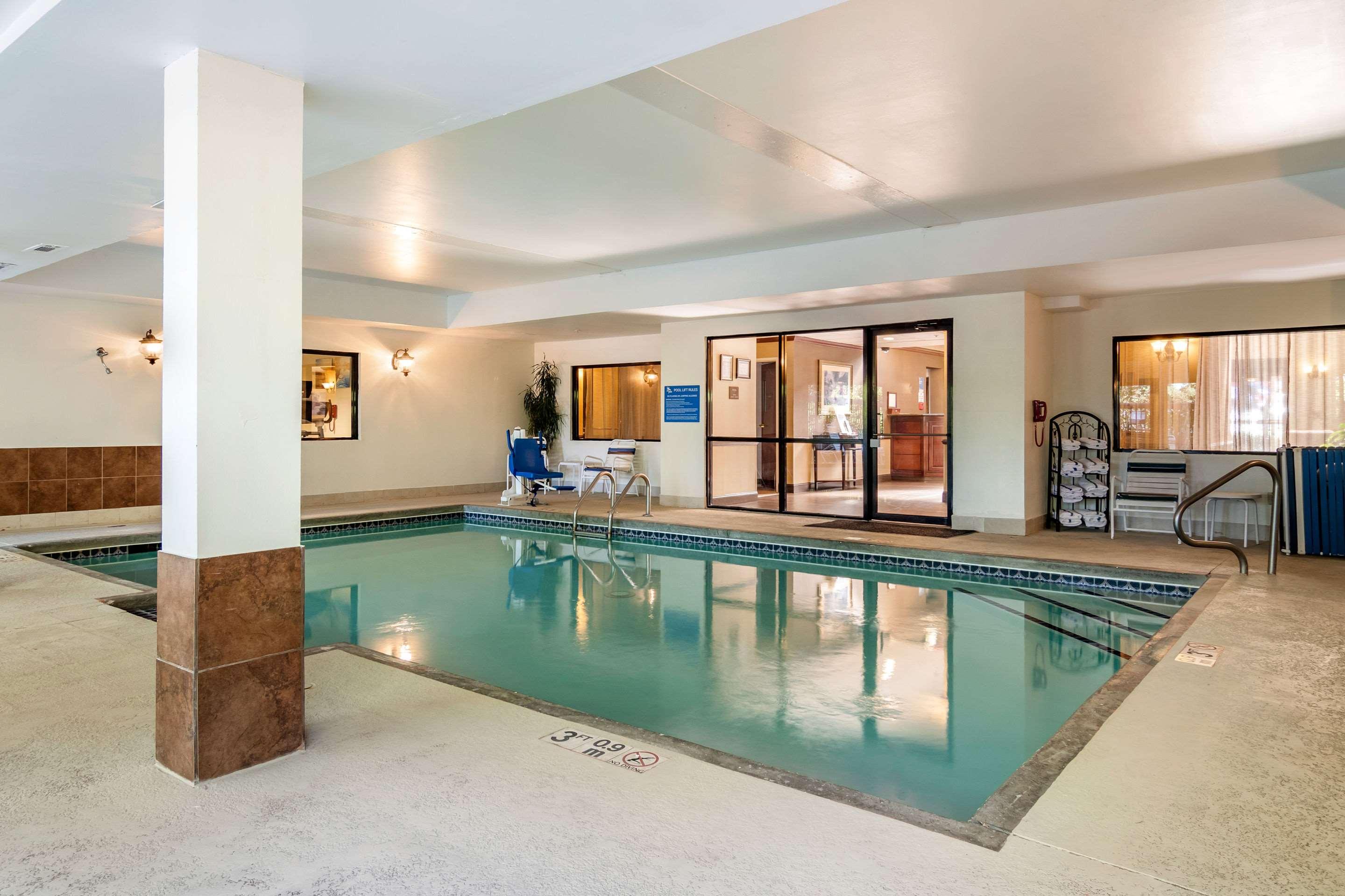 Comfort Inn & Suites Suwanee Sugarloaf — photo 3