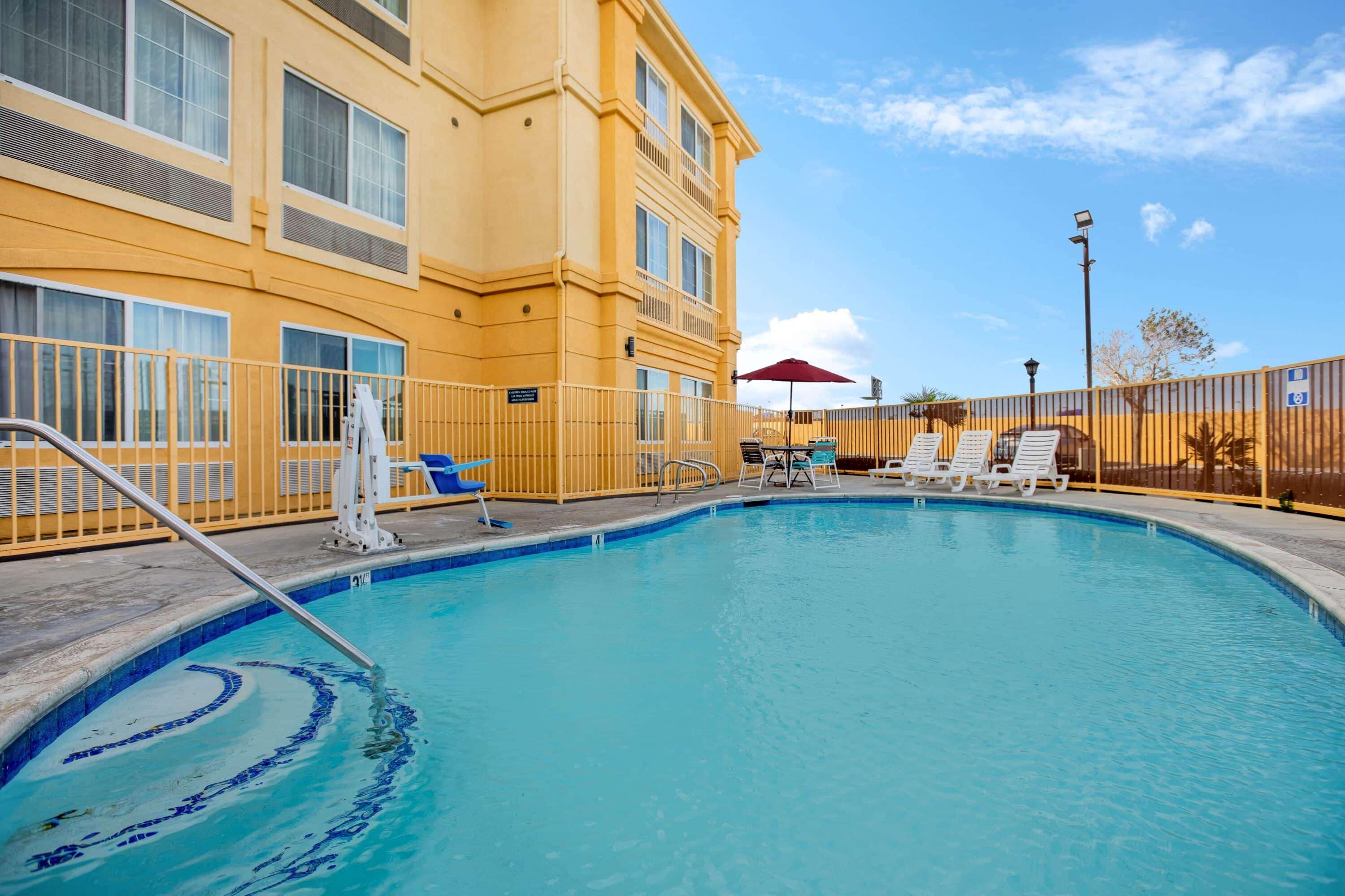 La Quinta Inn & Suites by Wyndham Hesperia Victorville — photo 4