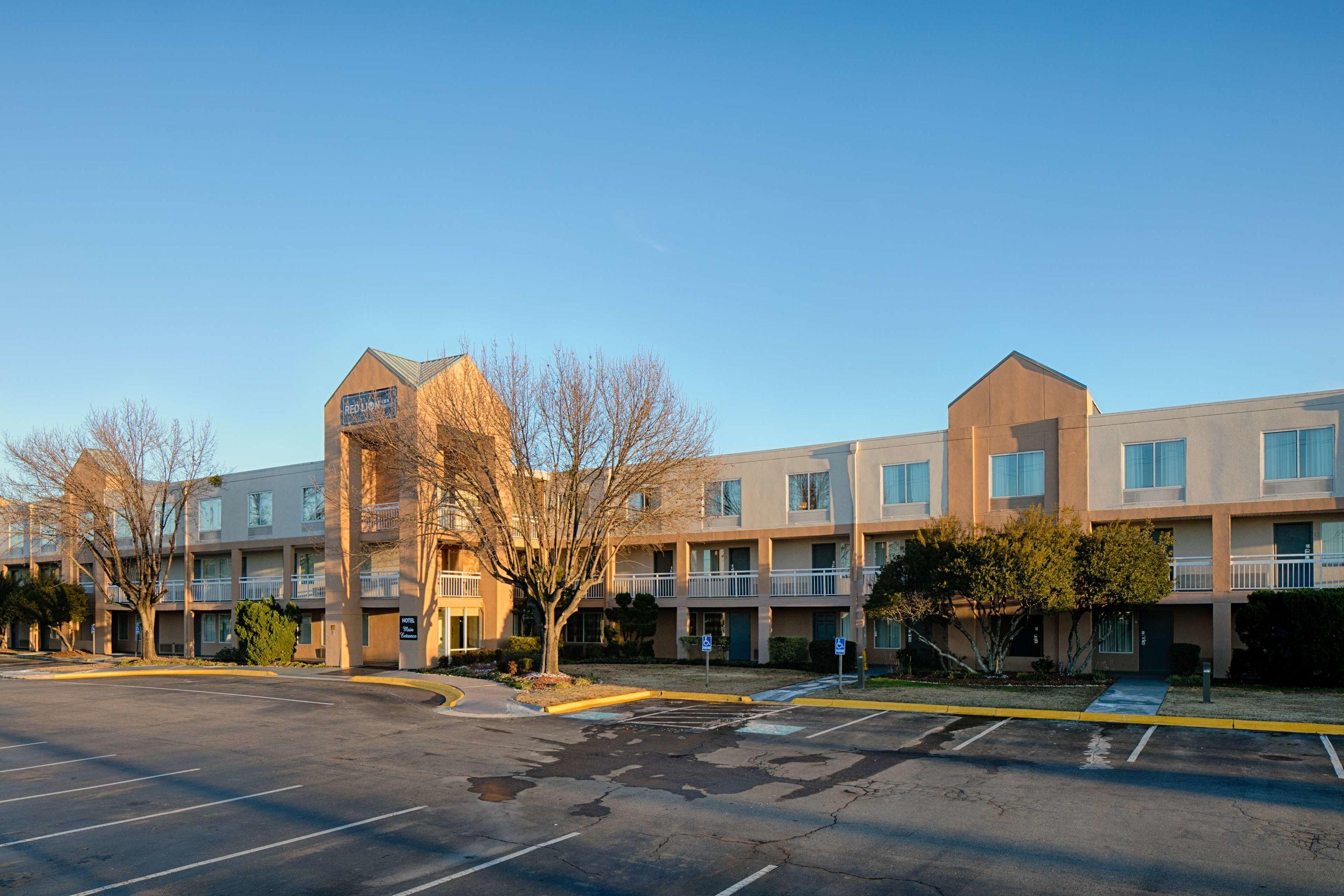 Red Lion Inn & Suites Fayetteville Cross Creek Mall — photo 3