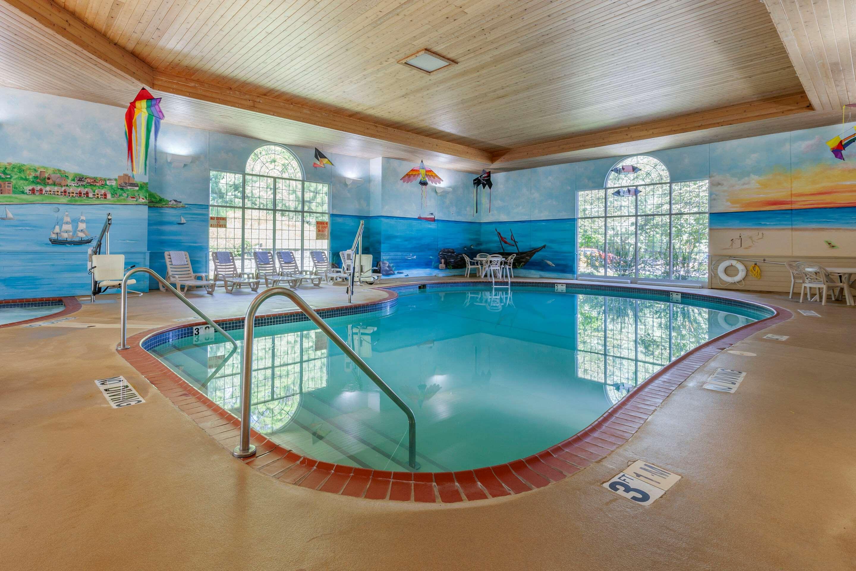 Comfort Suites Marquette — photo 4