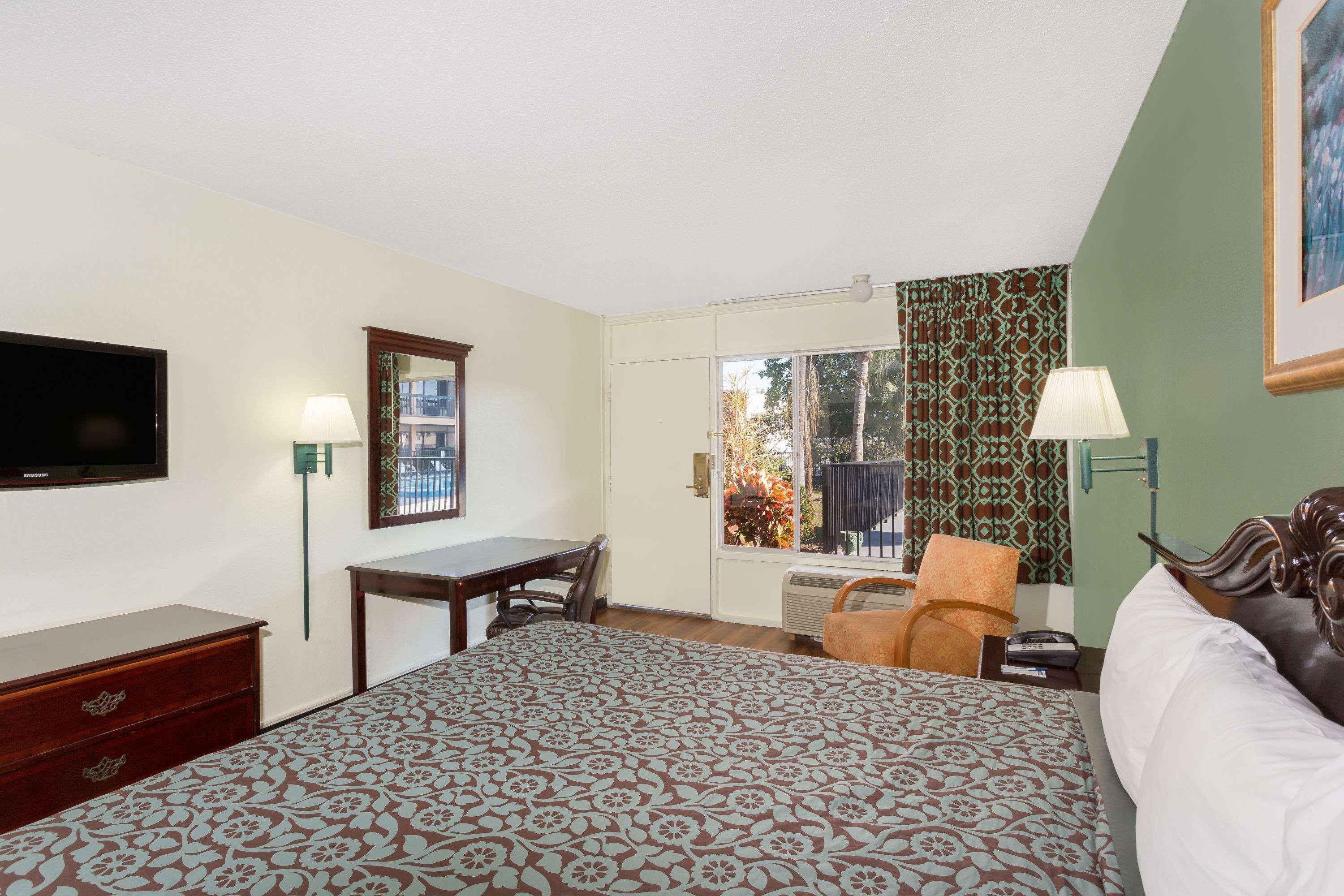 Travelodge Fort Myers North — photo 4