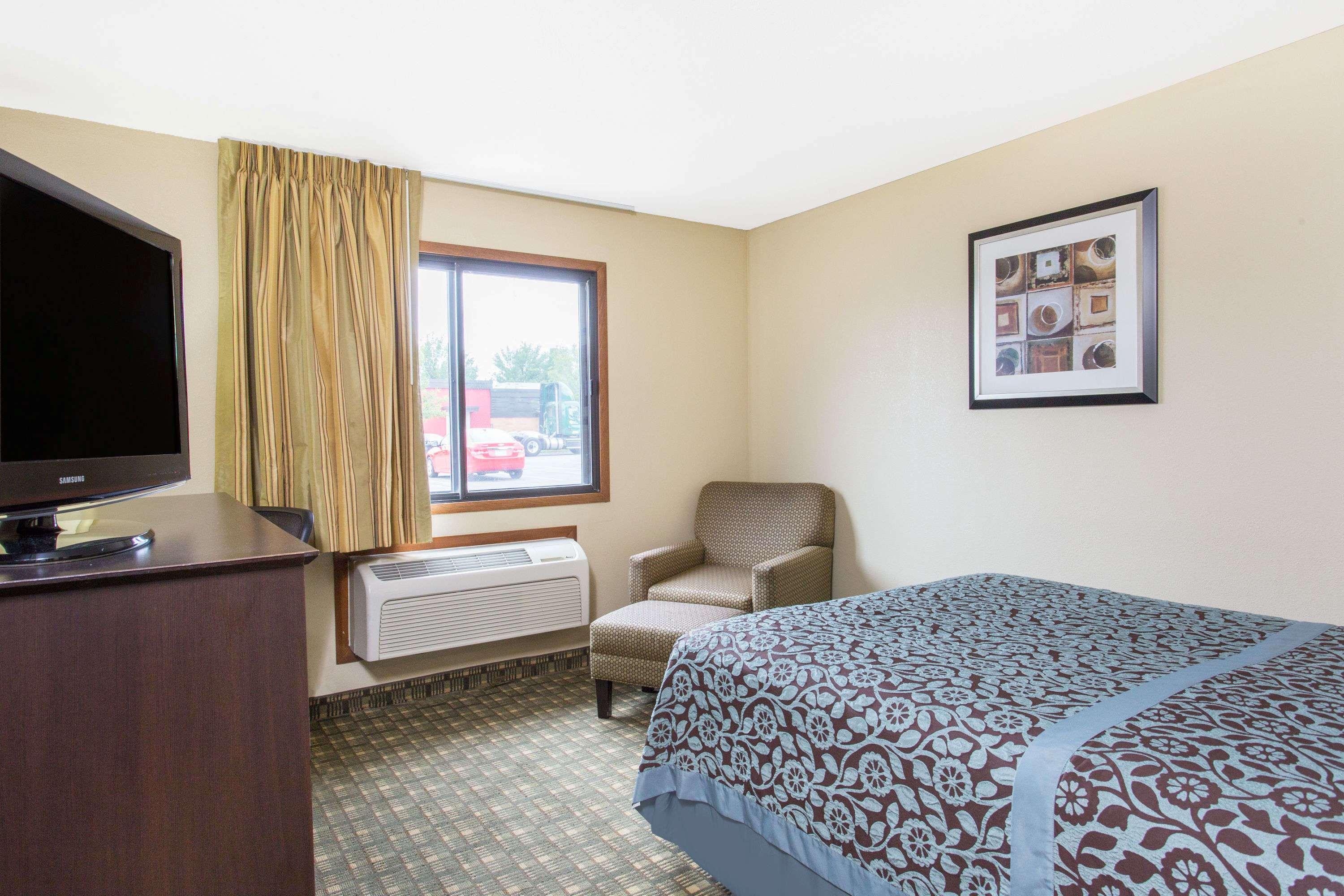 Days Inn & Suites Waterloo — photo 4