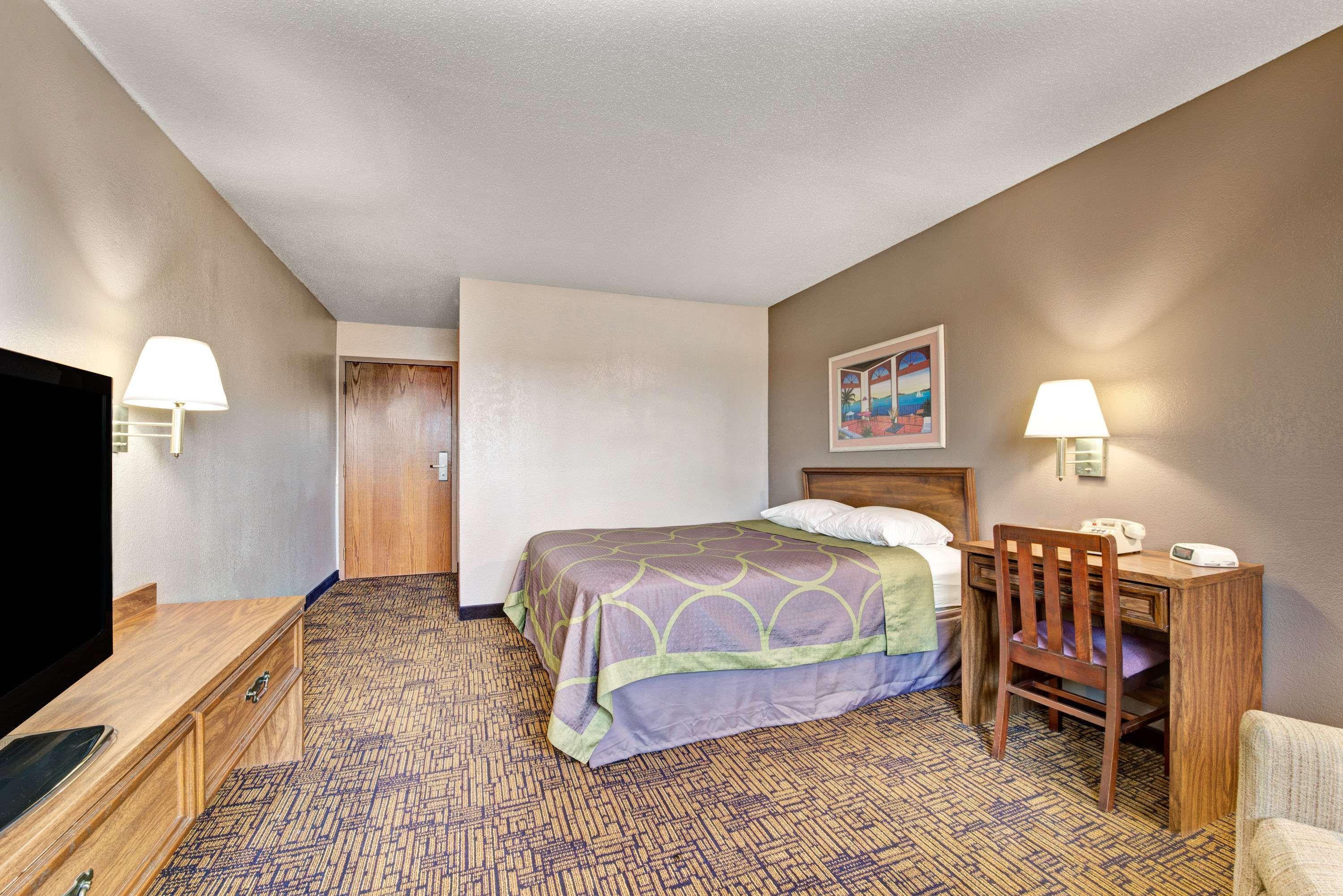 Super 8 by Wyndham Indianapolis/Emerson Ave — photo 3