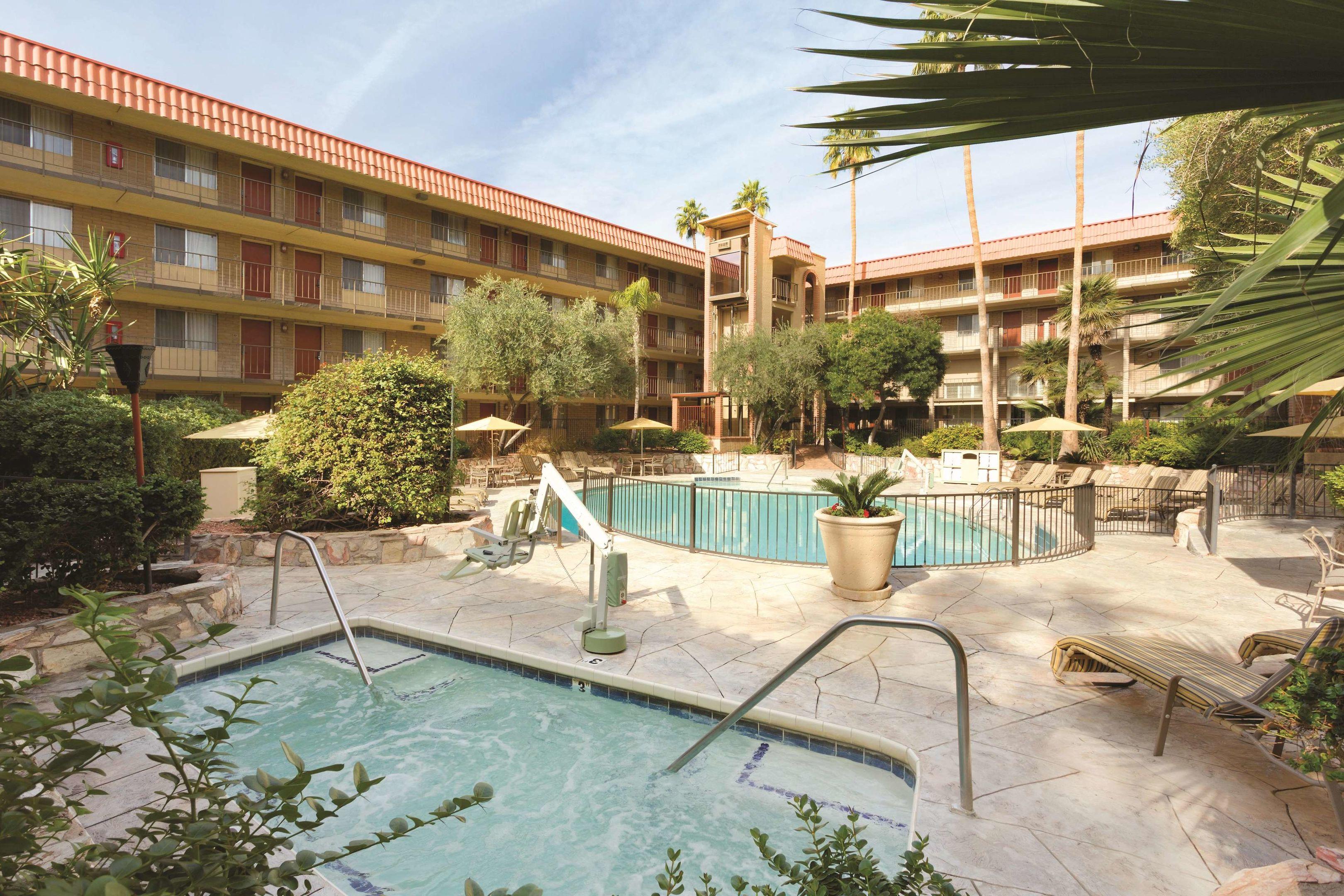 Embassy Suites by Hilton Phoenix Airport — photo 4