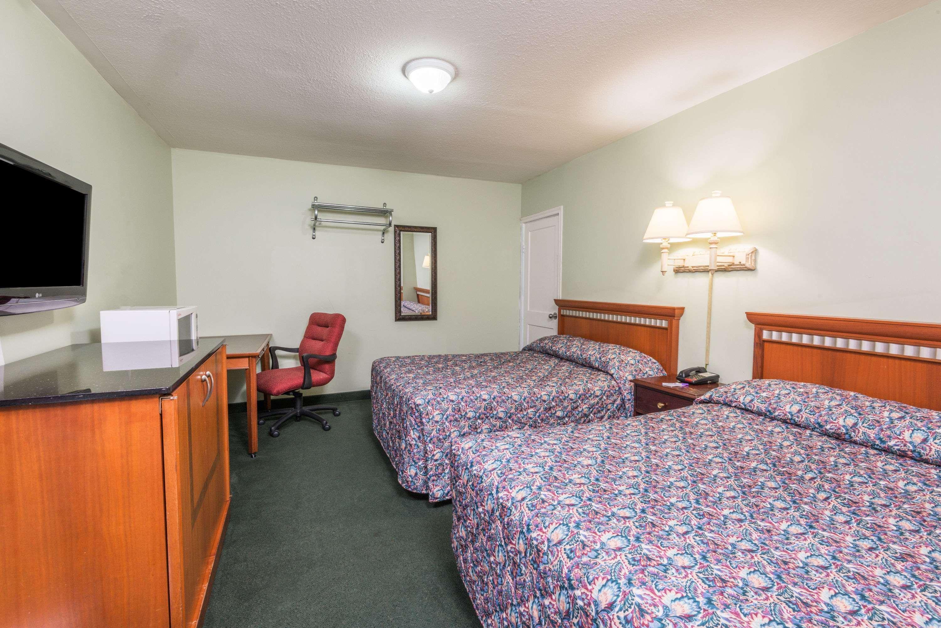Knights Inn Bracebridge — photo 5