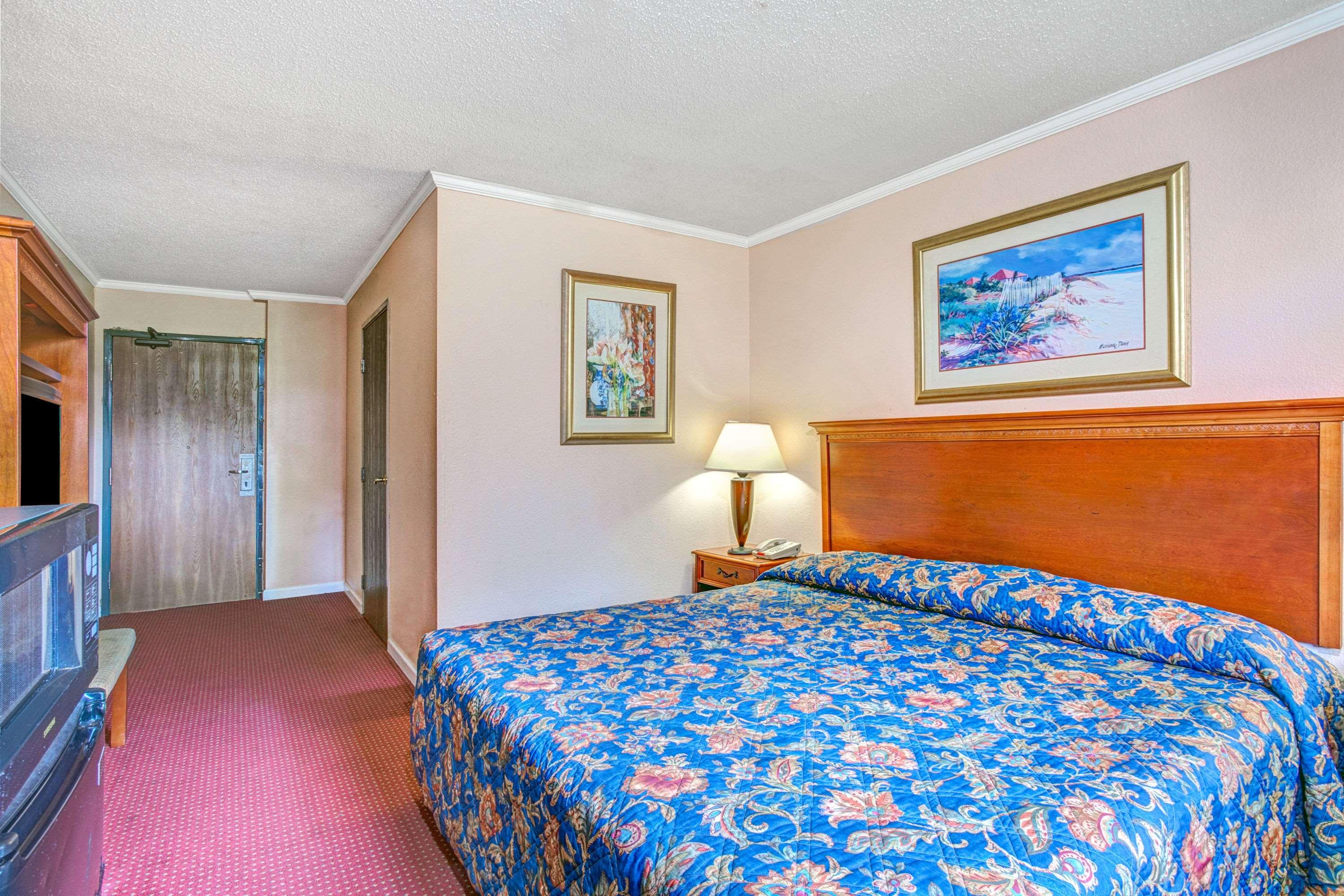 Super 8 by Wyndham Suffolk Tidewater — photo 3