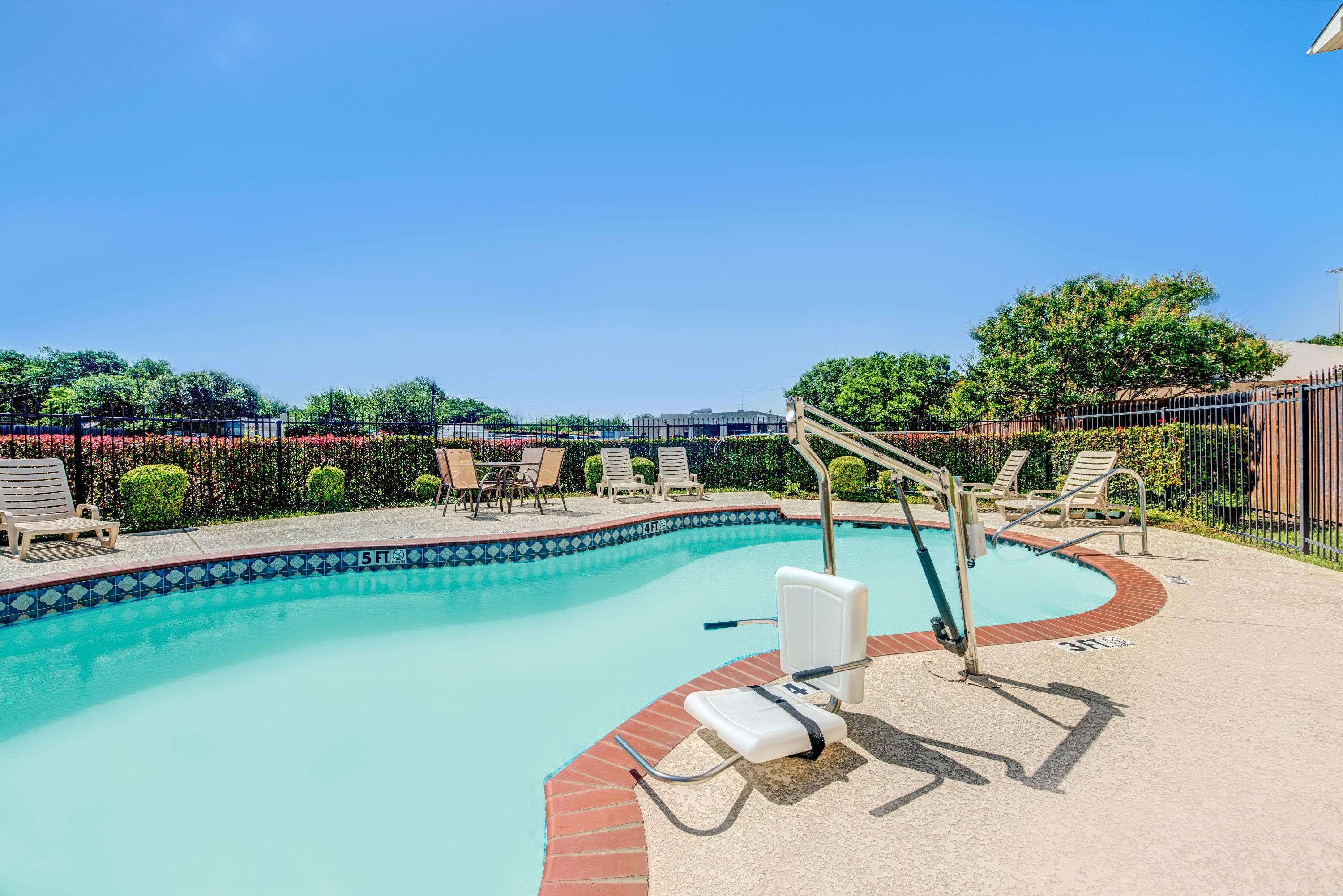 Super 8 by Wyndham McKinney/Plano Area — photo 4