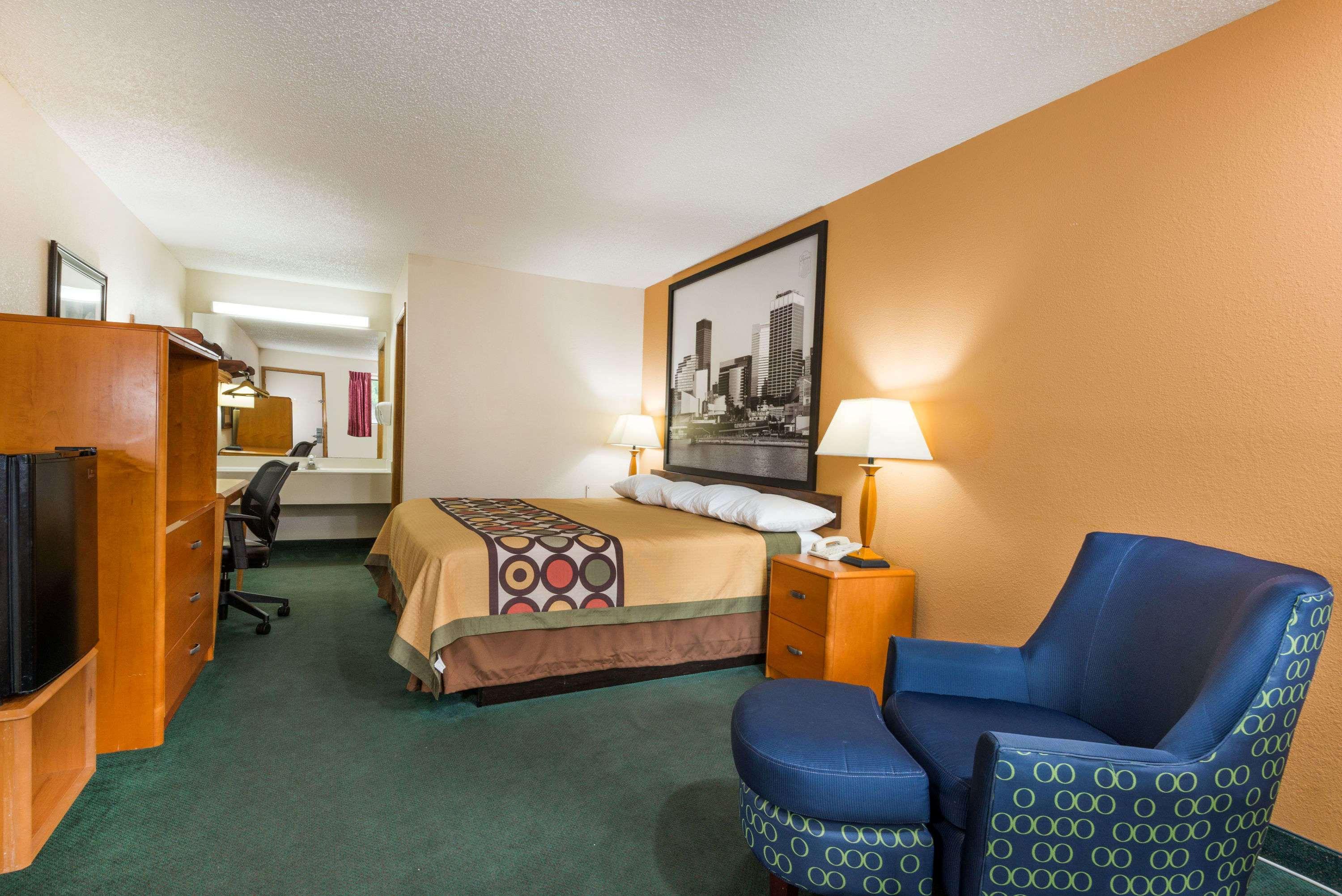 Super 8 by Wyndham Westlake/Cleveland — photo 3