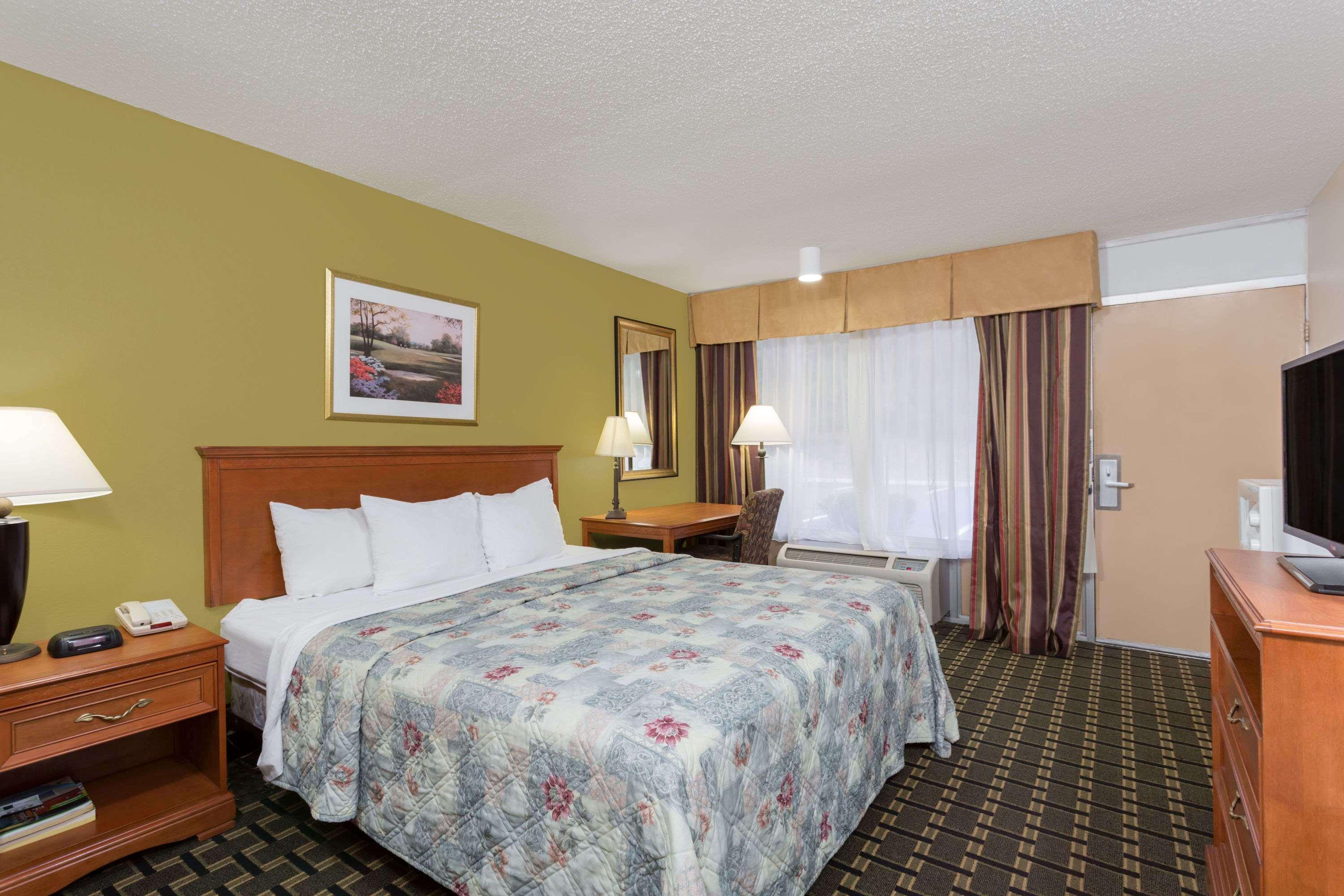 Days Inn & Conf Center by Wyndham Southern Pines Pinehurst — photo 5