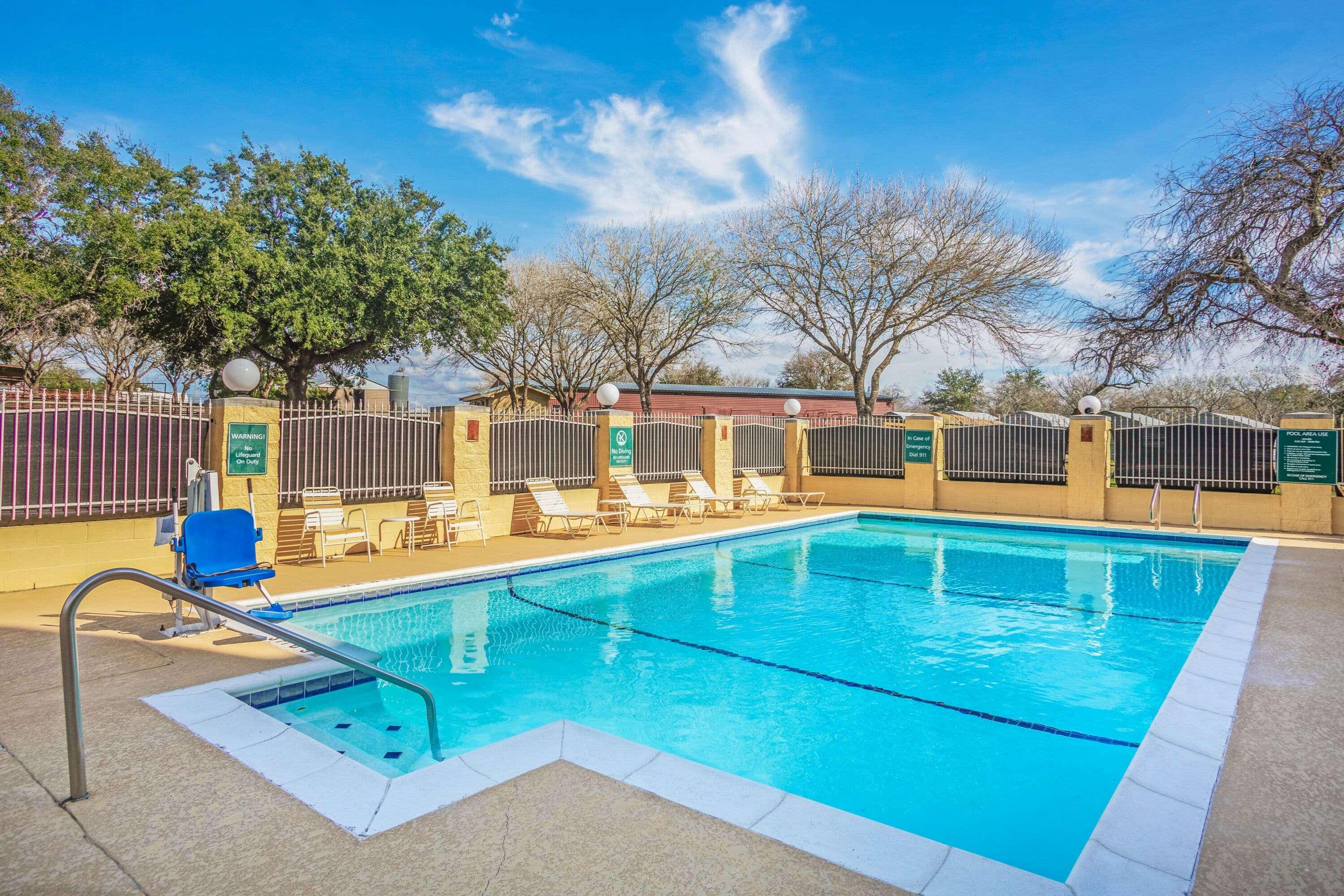 La Quinta Inn & Suites Beeville — photo 3