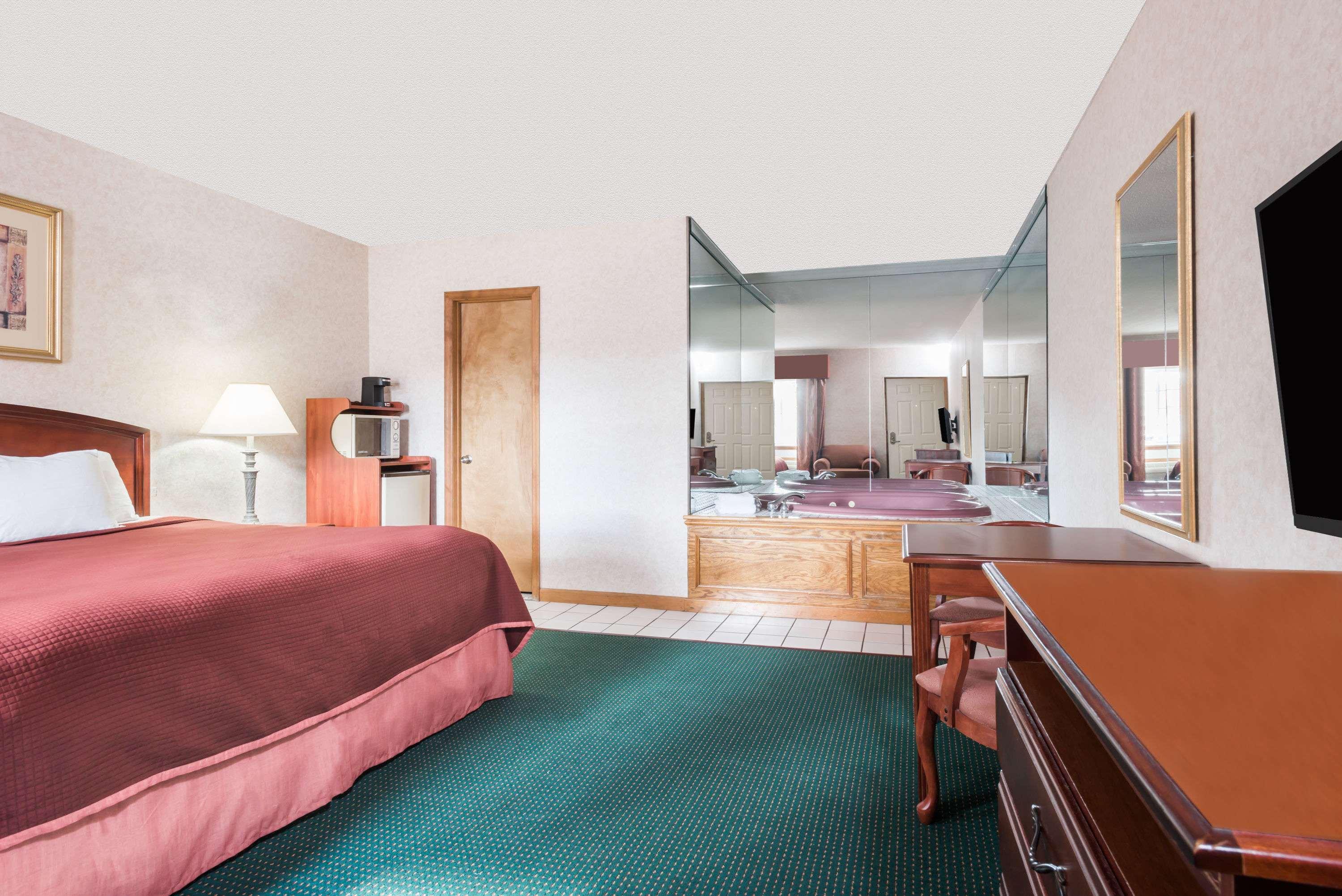 Howard Johnson by Wyndham Lenox — photo 5