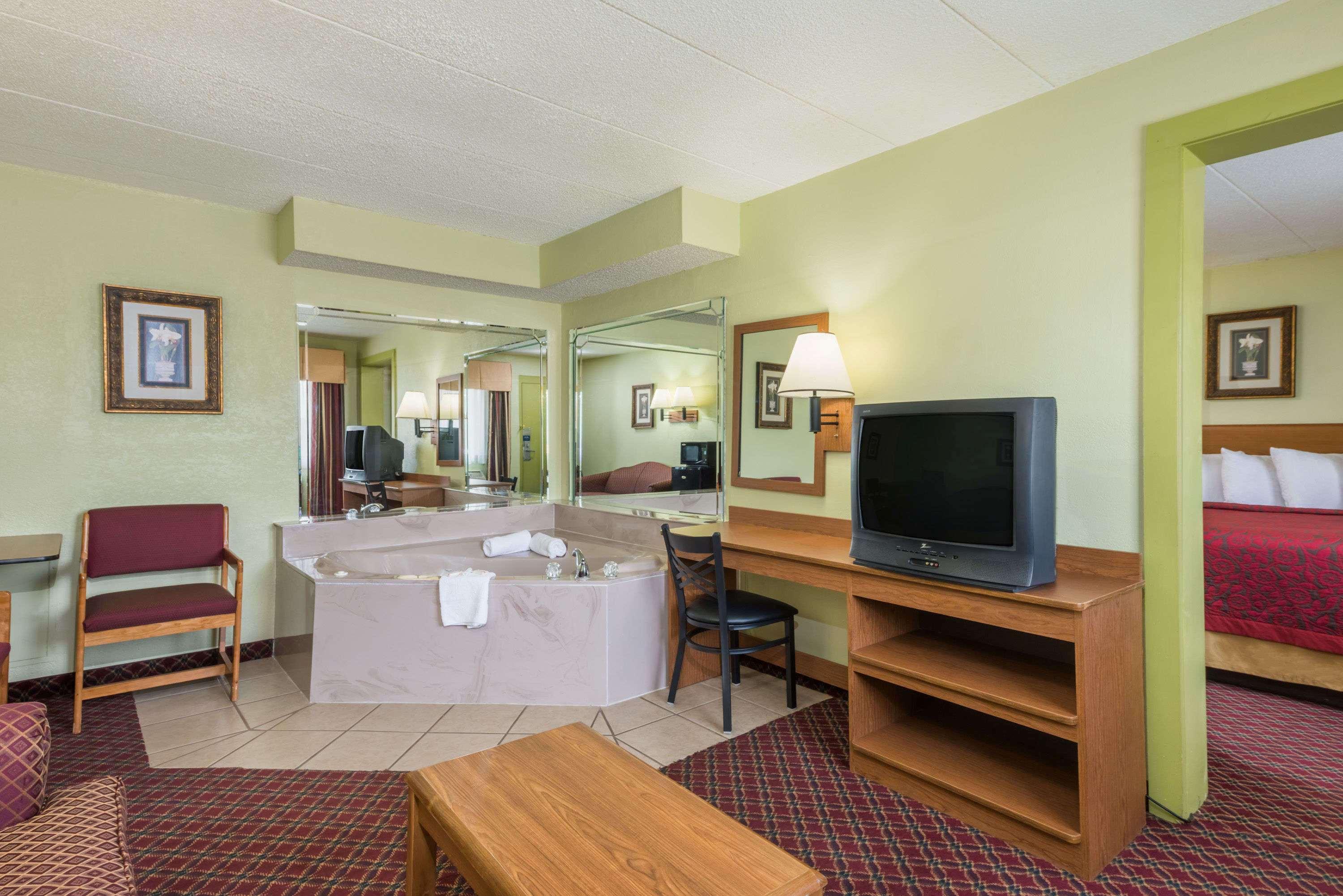 Days Inn & Suites by Wyndham Springfield on I-44 — photo 4