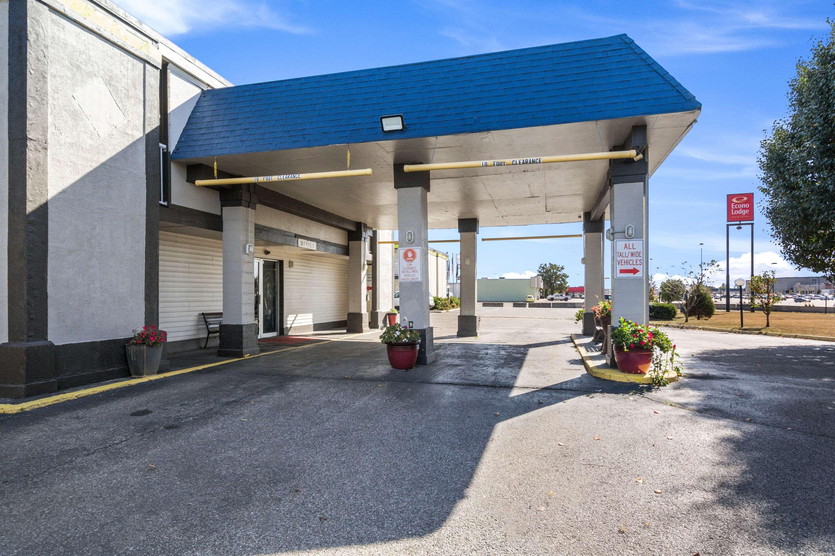 Econo Lodge Inn & Suites — photo 5