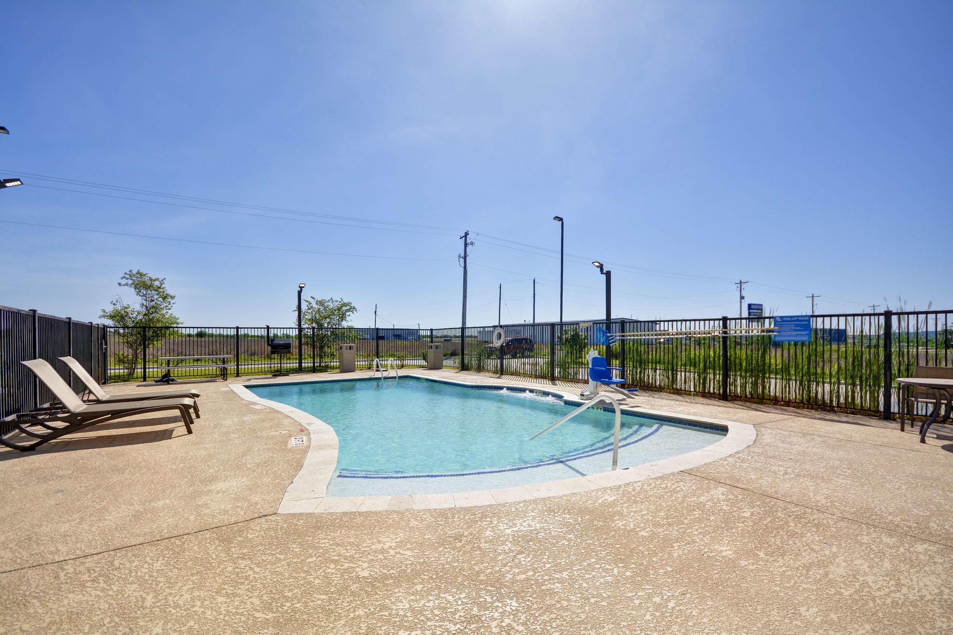 Hampton Inn Kenedy — photo 4