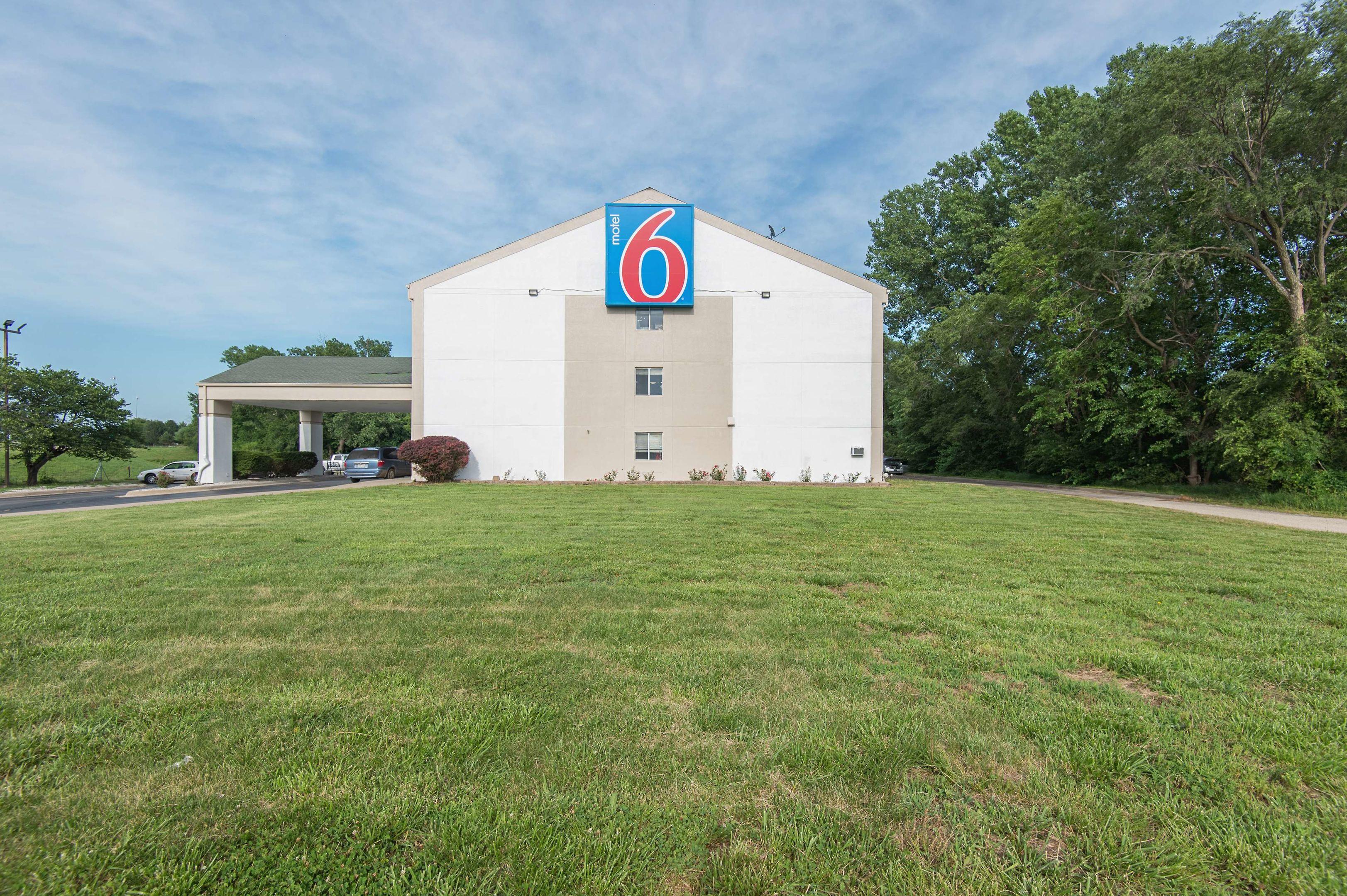 Motel 6 Lawrence — photo 4