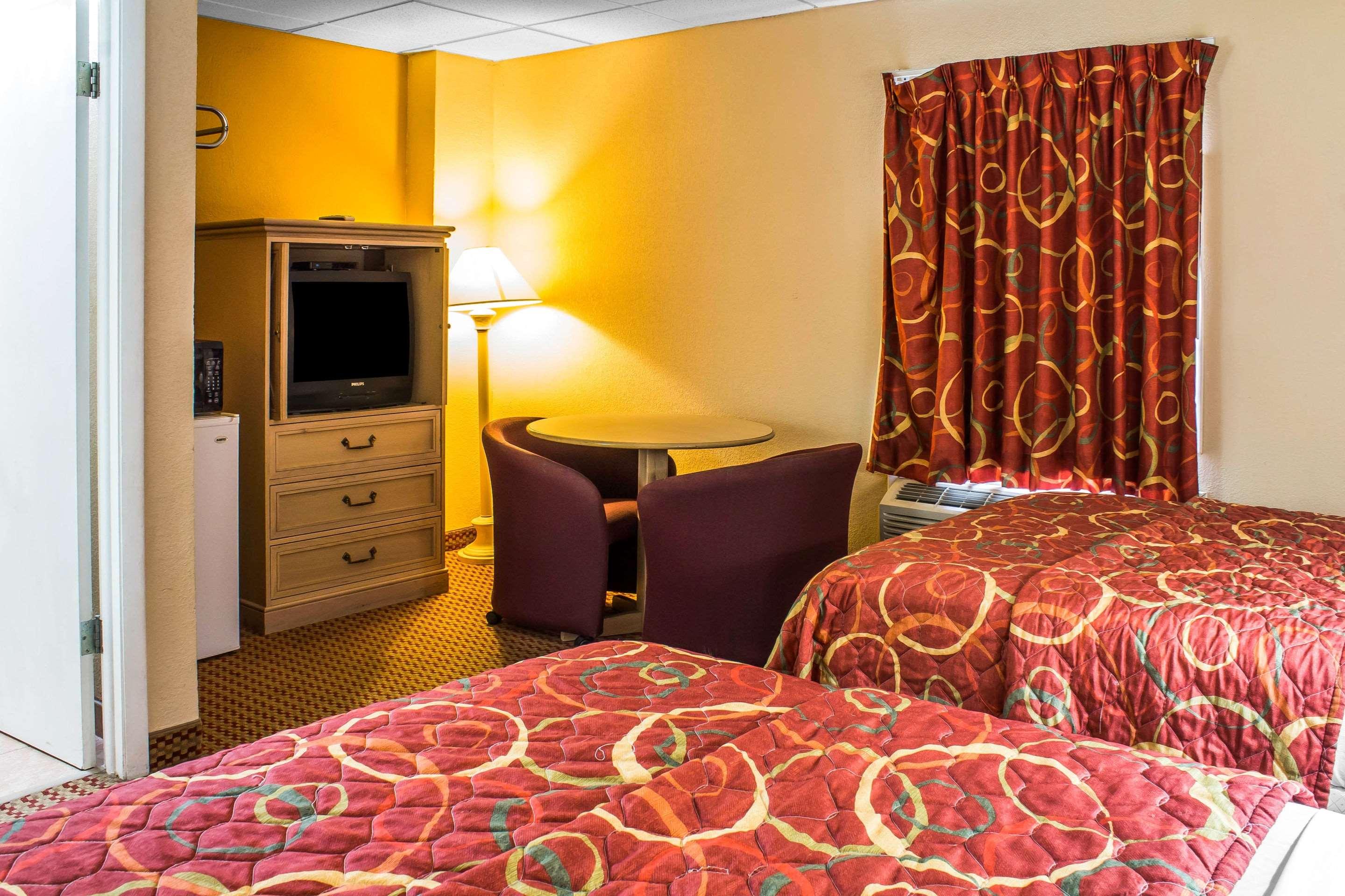 Econo Lodge  Inn & Suites — photo 4