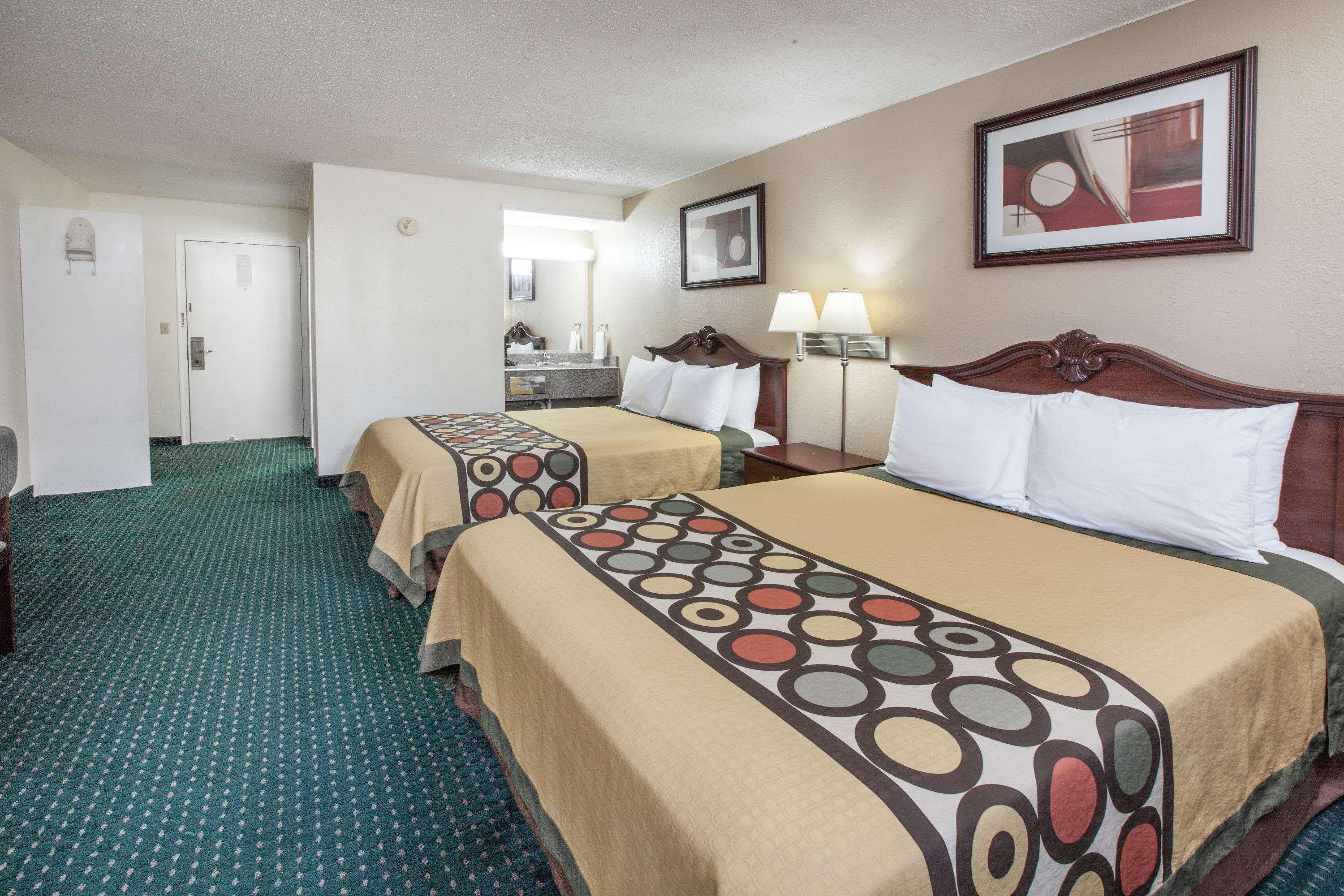 Super 8 by Wyndham Clinton — photo 3