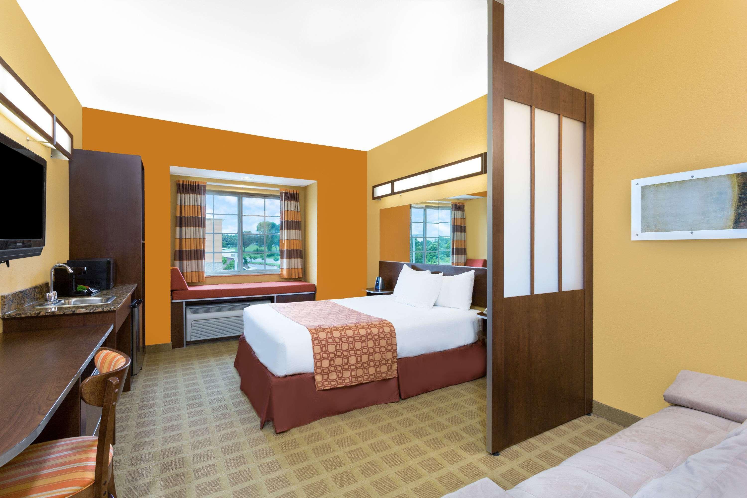 Microtel Inn & Suites by Wyndham Greenville/University Med — photo 4