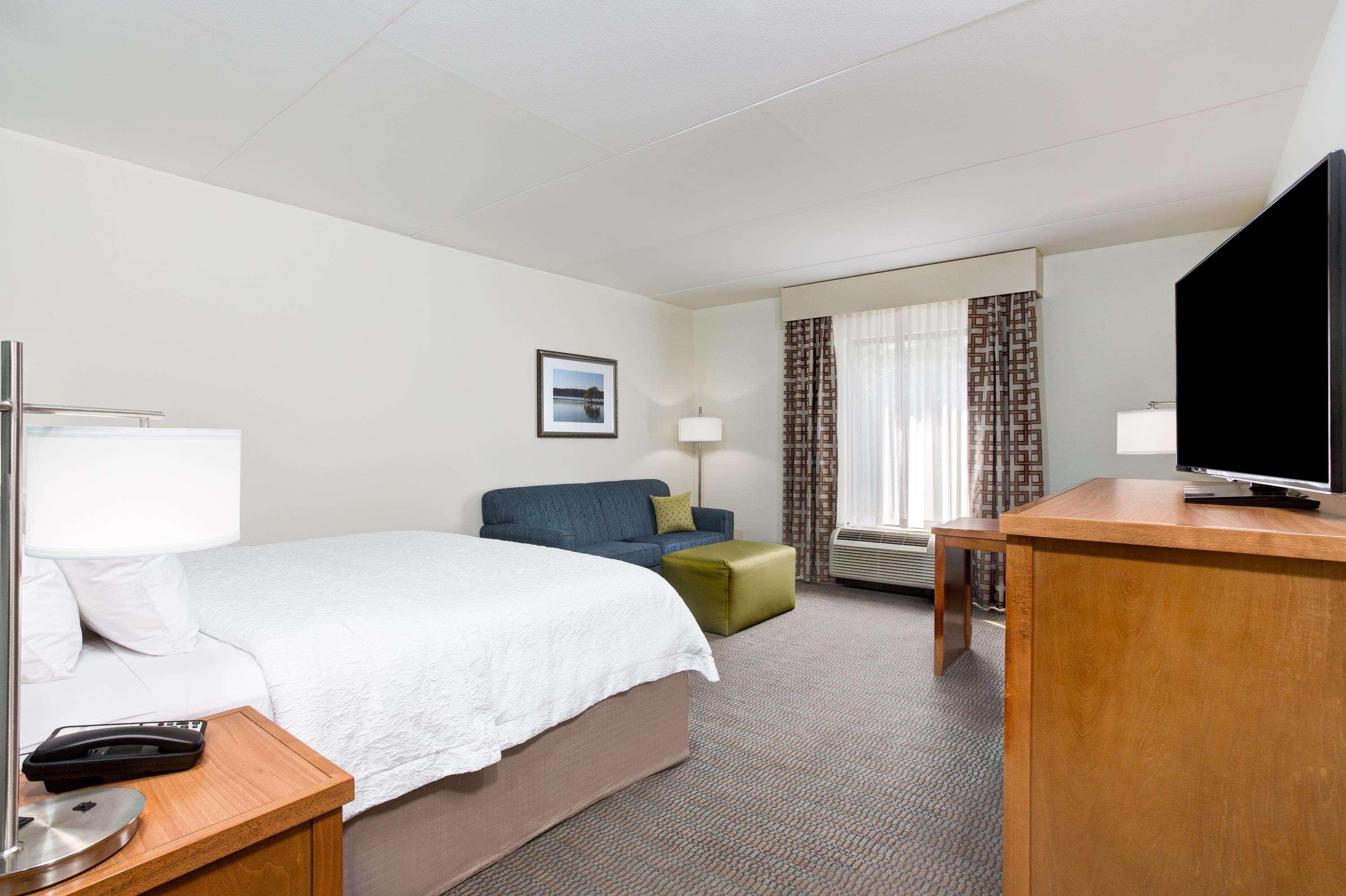 Hampton Inn and Suites Manchester — photo 4