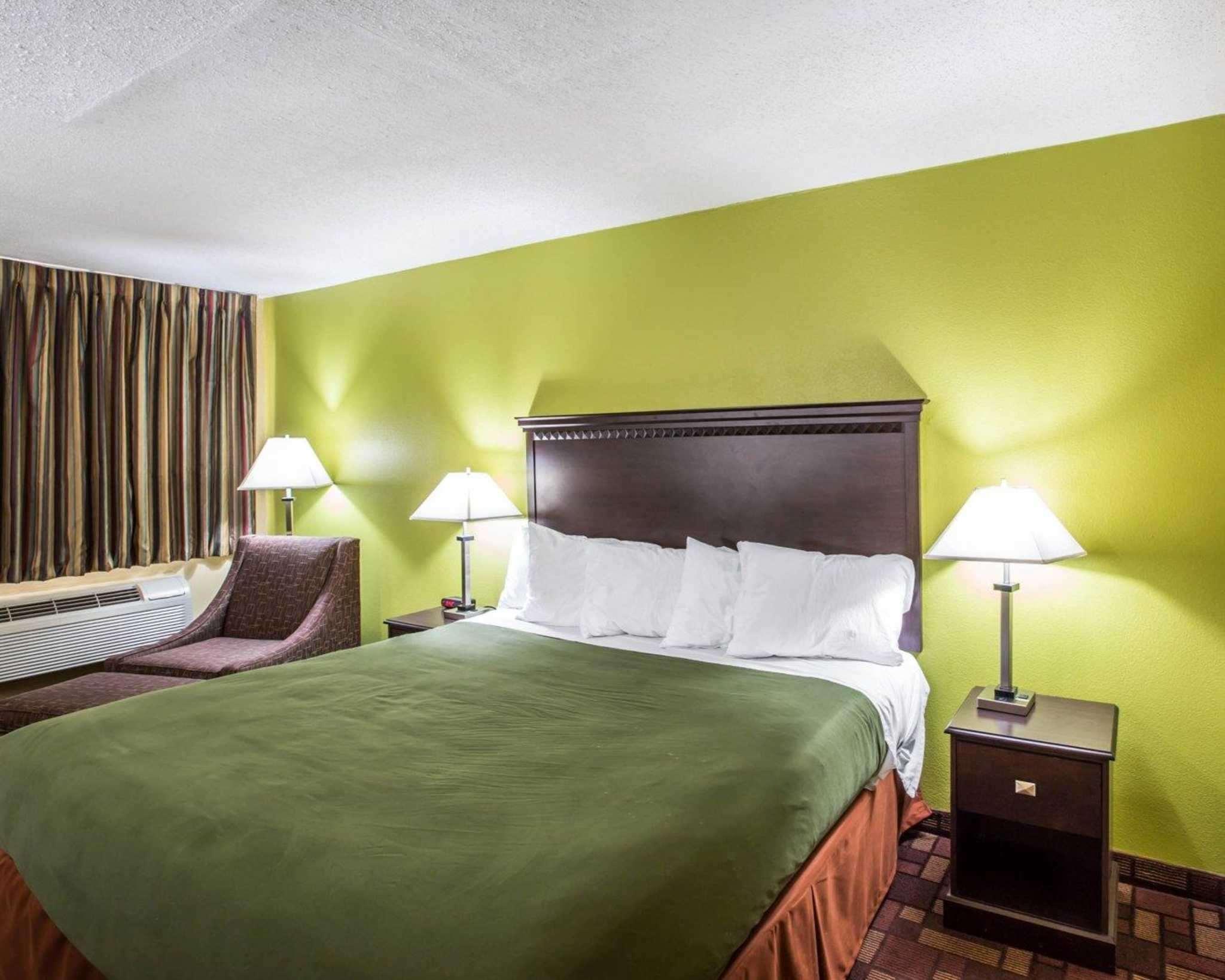 Econo Lodge Biltmore — photo 5
